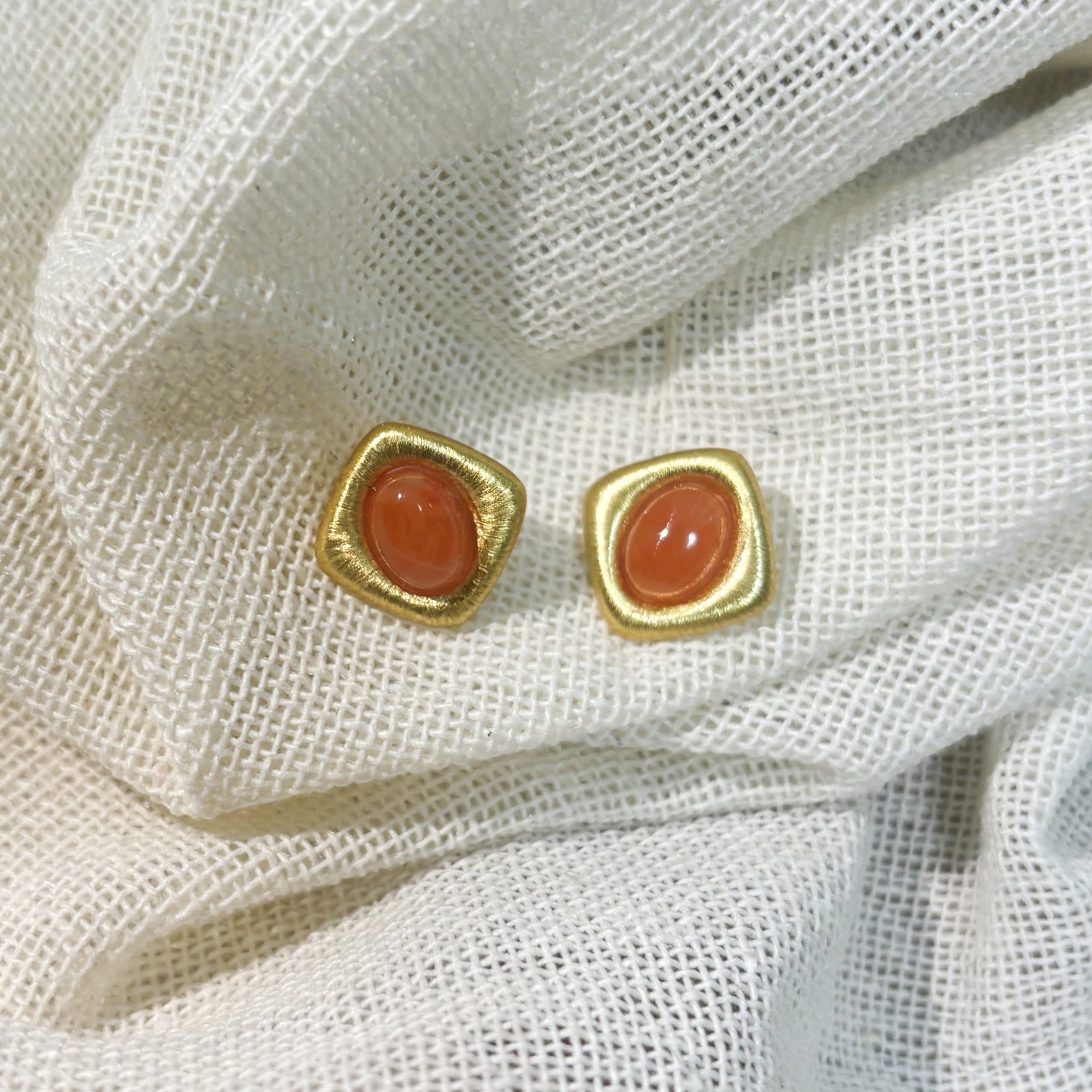 柔らかい強さ | 赤瑪瑙のピアス