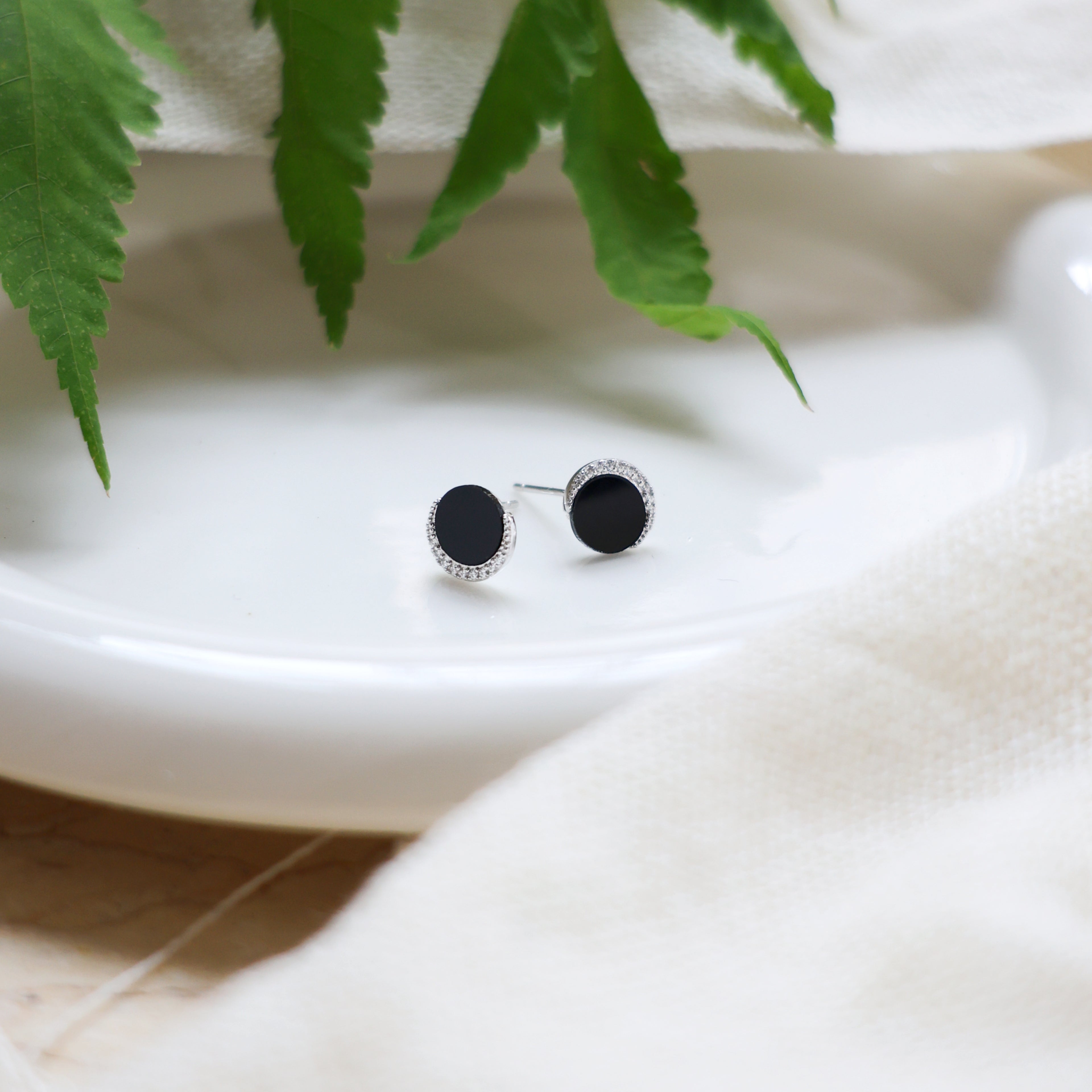 黒曜石と三日月のピアス（シルバー／ゴールド）SV925