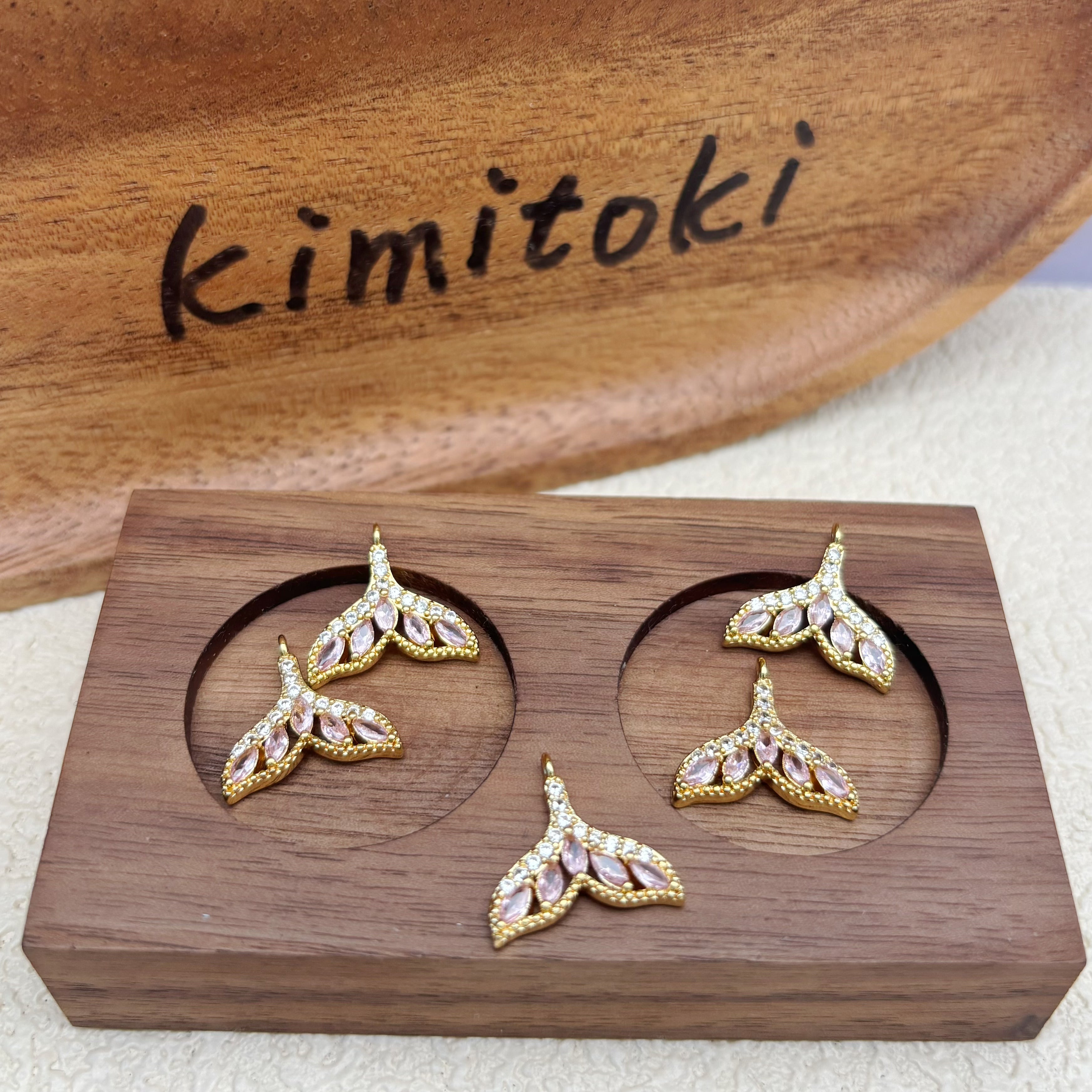 ホワイト×ピンクジルコニアの人魚のしっぽチャーム