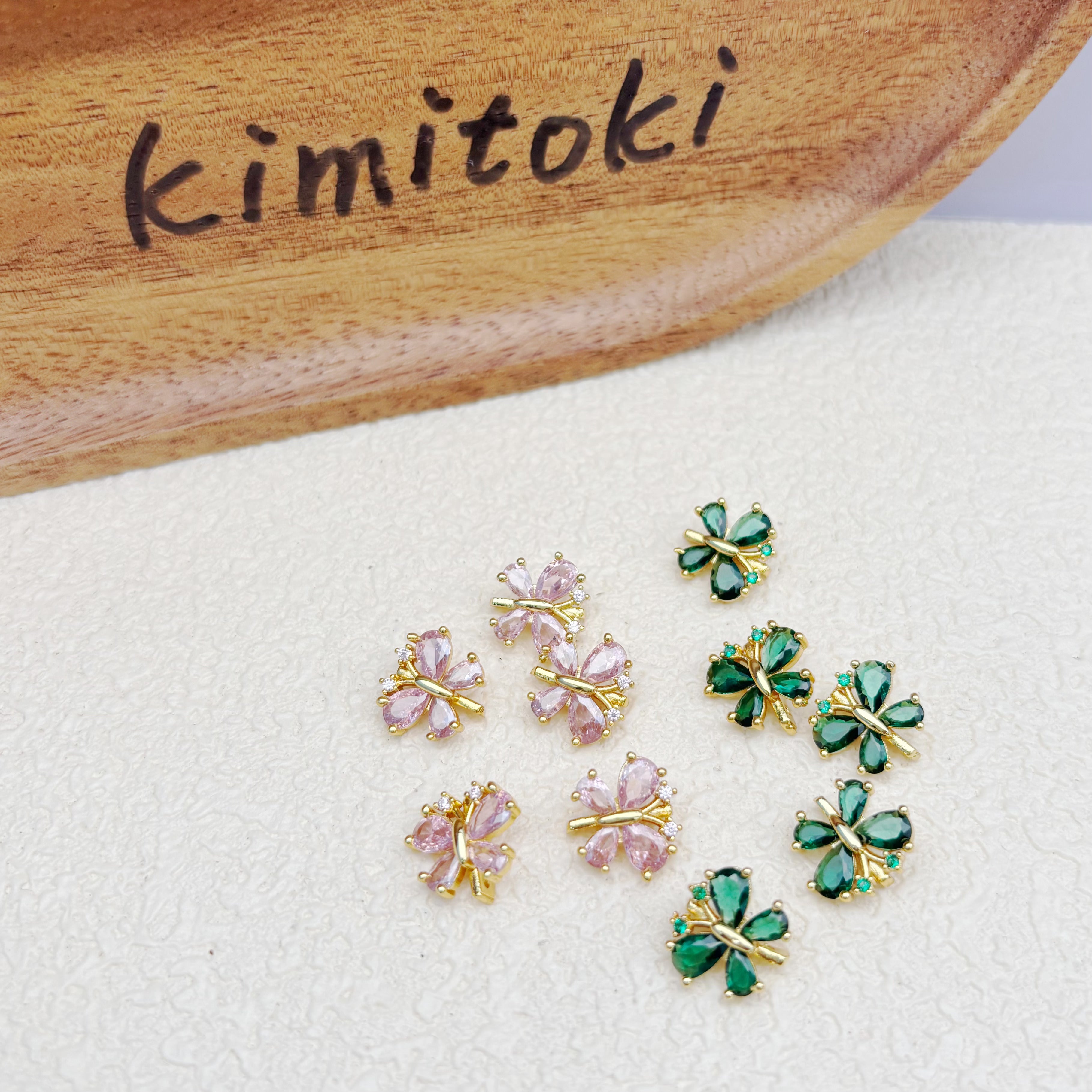 カラフルなクリスタルの蝶チャーム（変色防止加工）