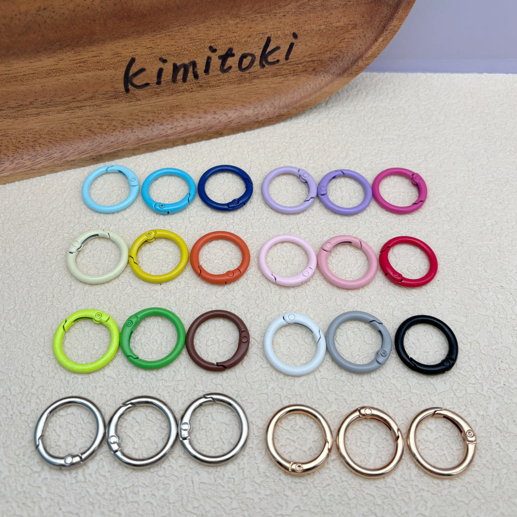 カラフルな丸型リング　カラビナ　キーホルダー