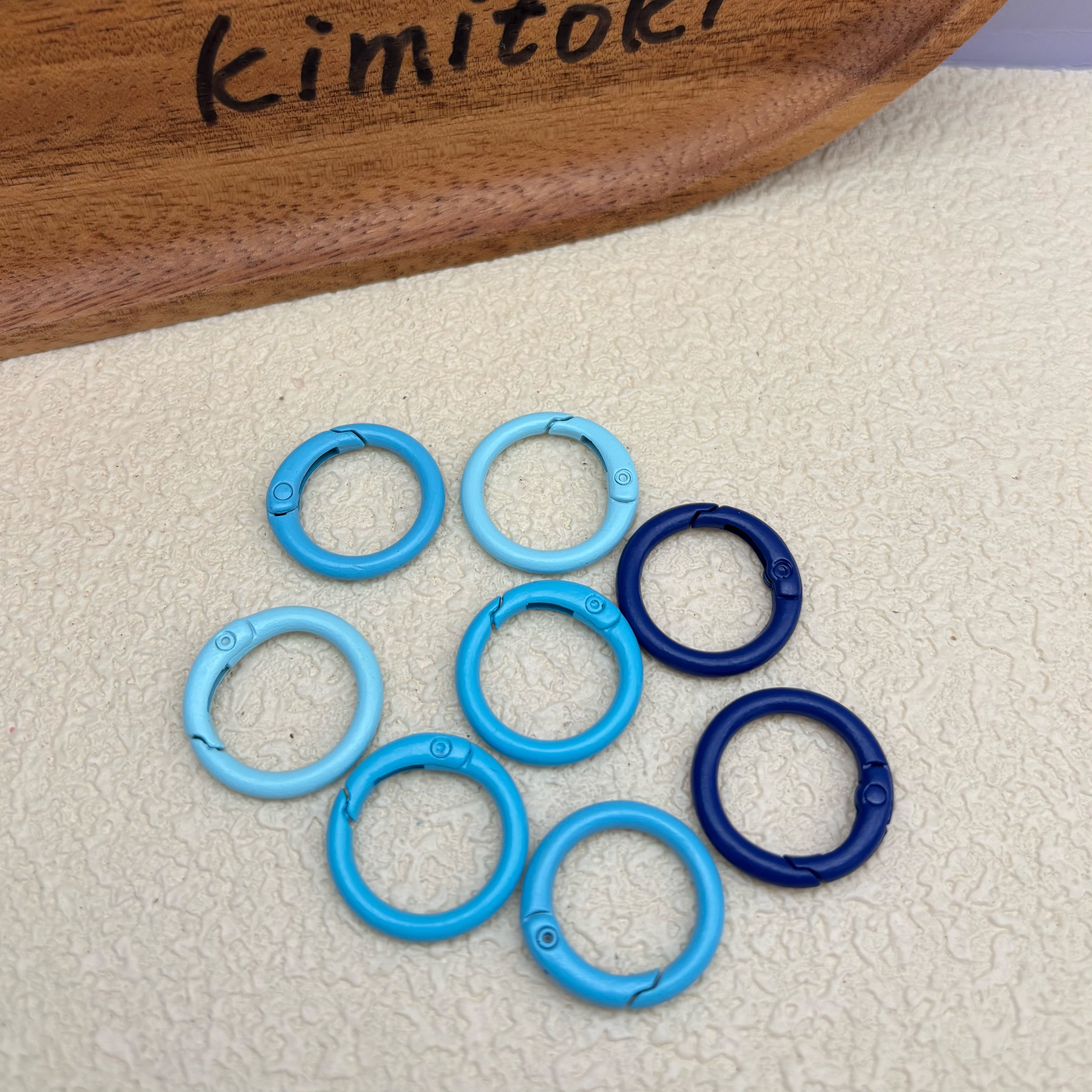 カラフルな丸型リング　カラビナ　キーホルダー