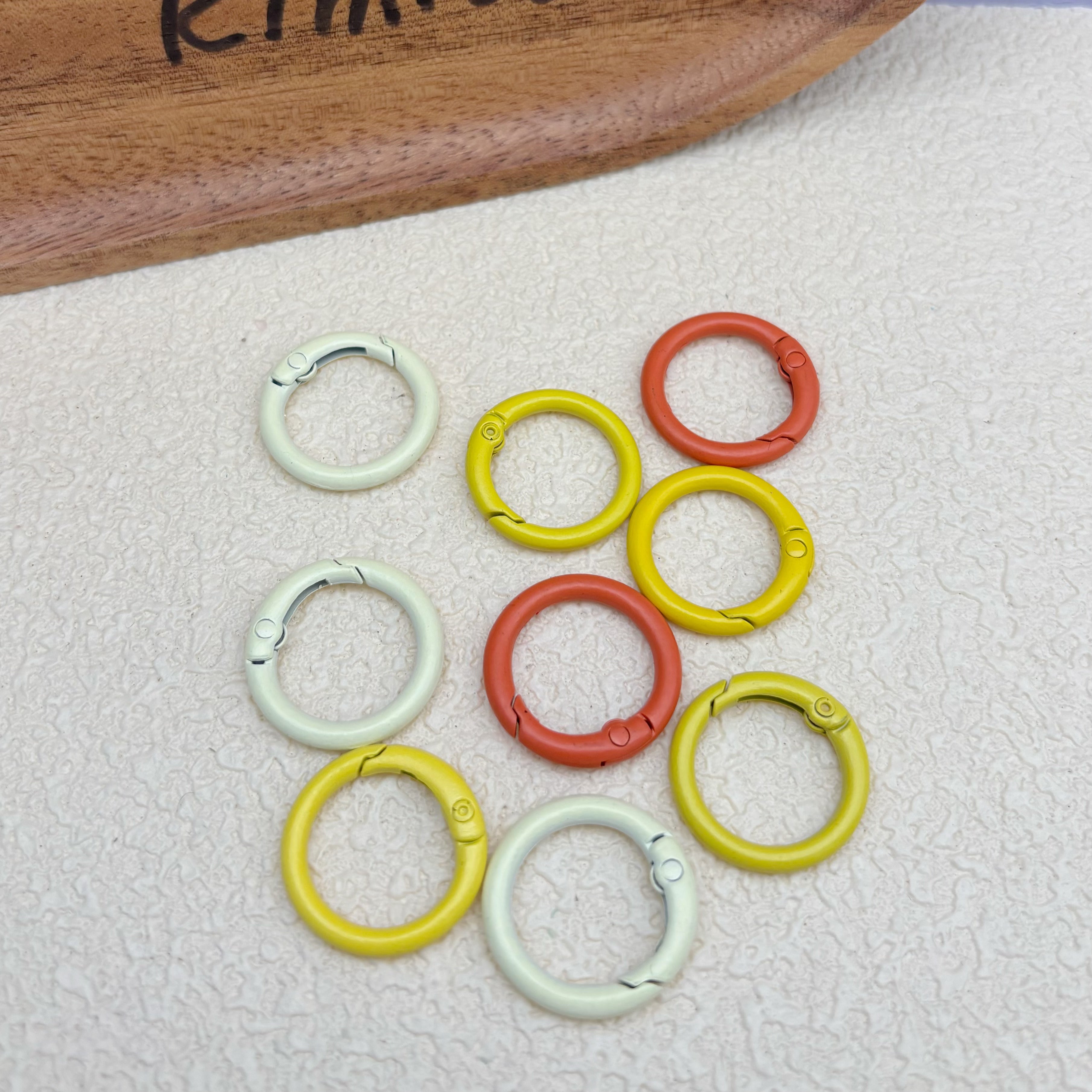 カラフルな丸型リング　カラビナ　キーホルダー