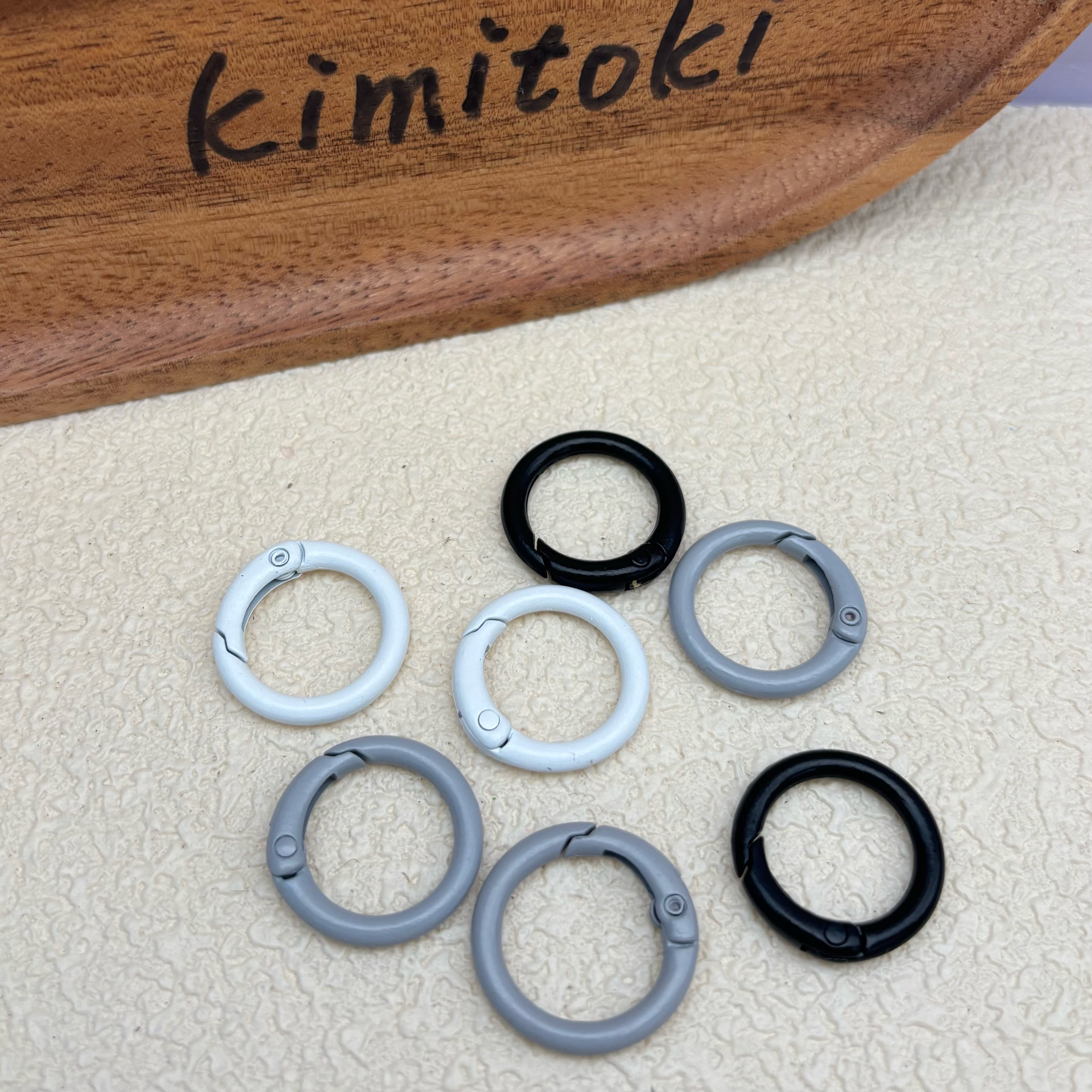 カラフルな丸型リング　カラビナ　キーホルダー