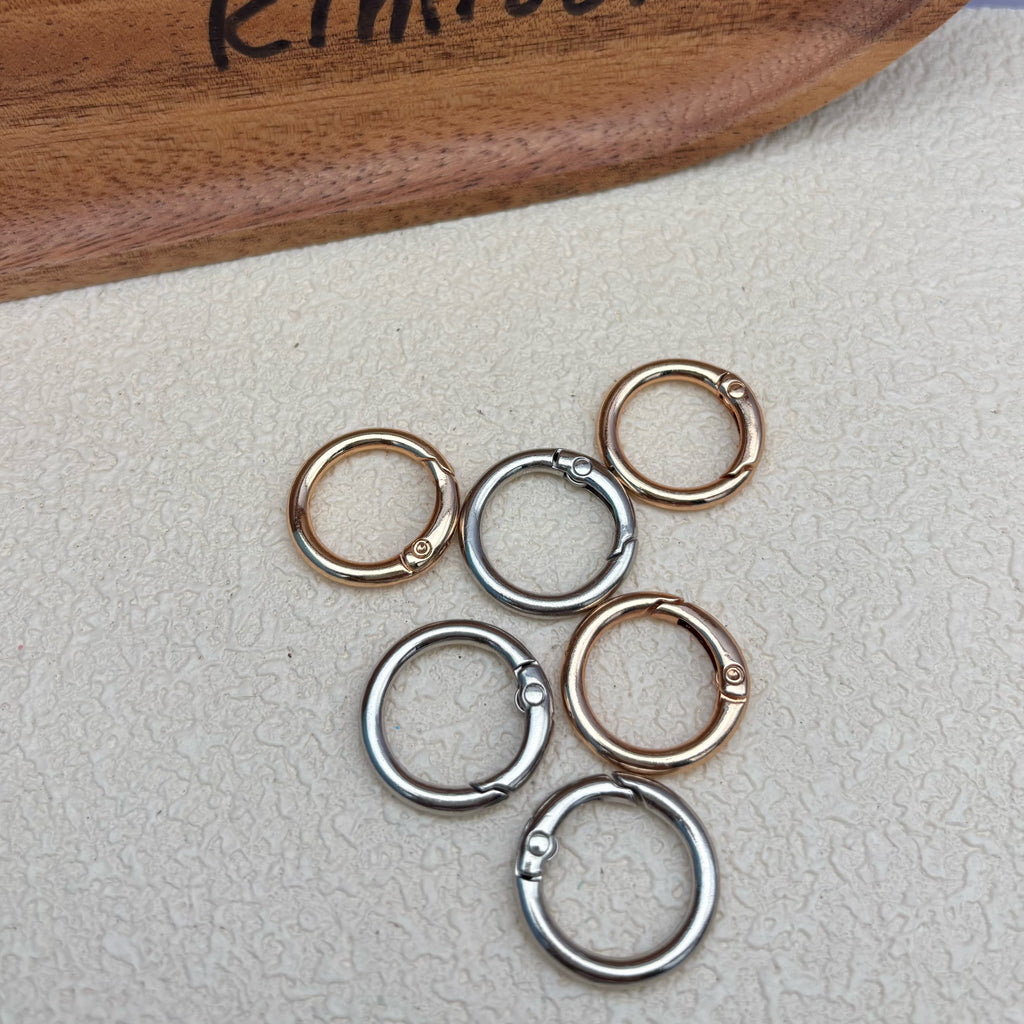 カラフルな丸型リング　カラビナ　キーホルダー