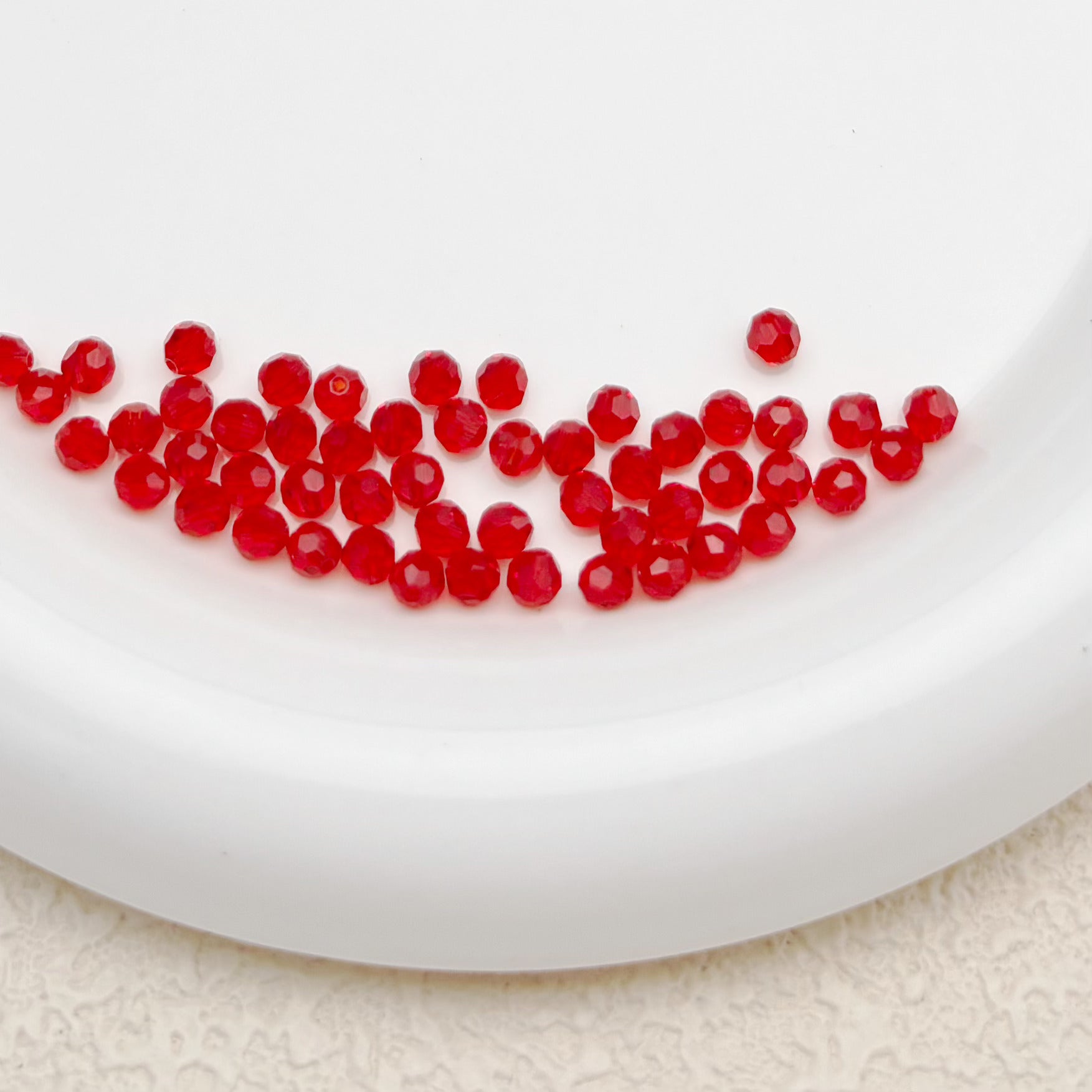 4mm | レッドスワロ風クリスタルガラスビーズ