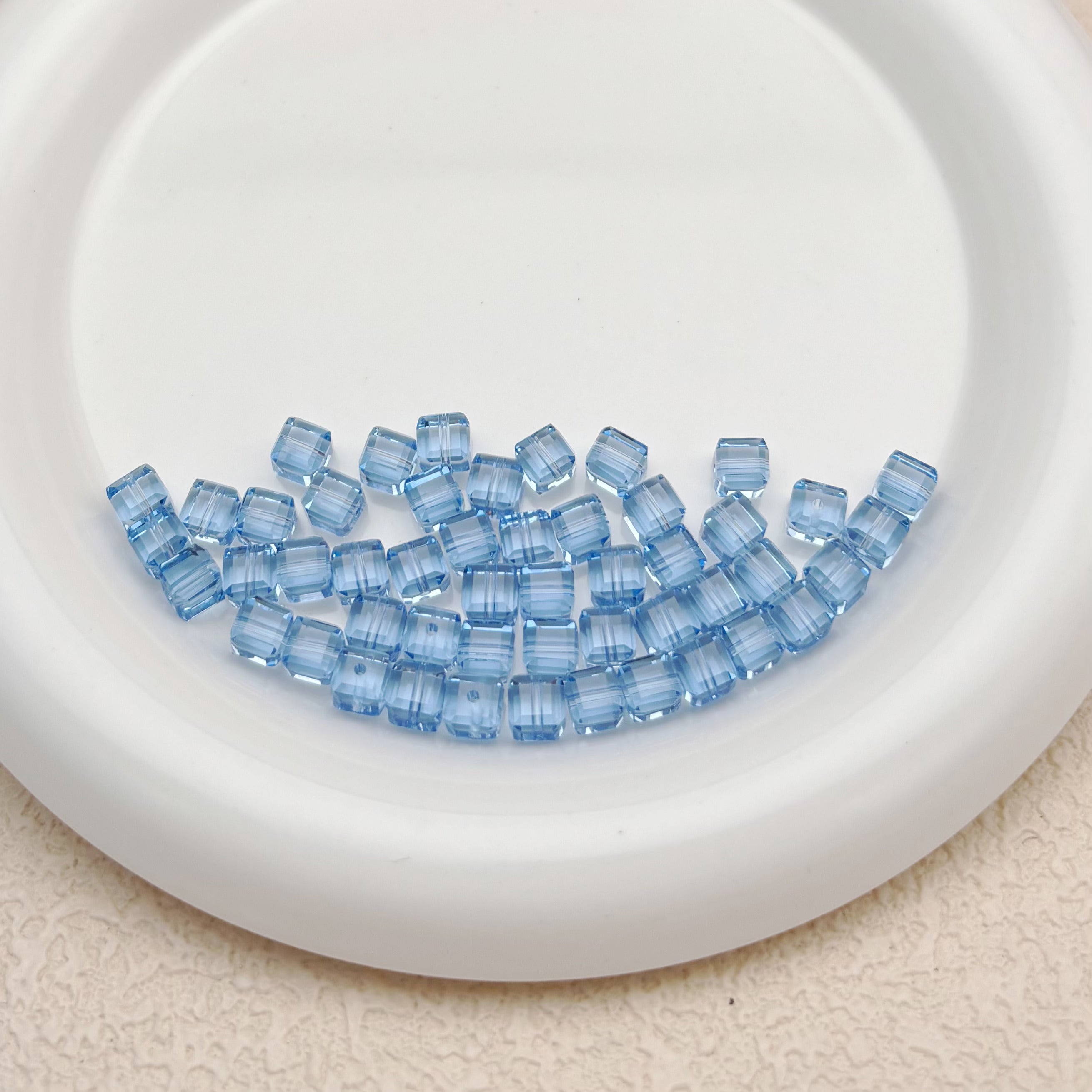 6mm | スカイブルースワロ風クリスタルガラスキューブビーズ