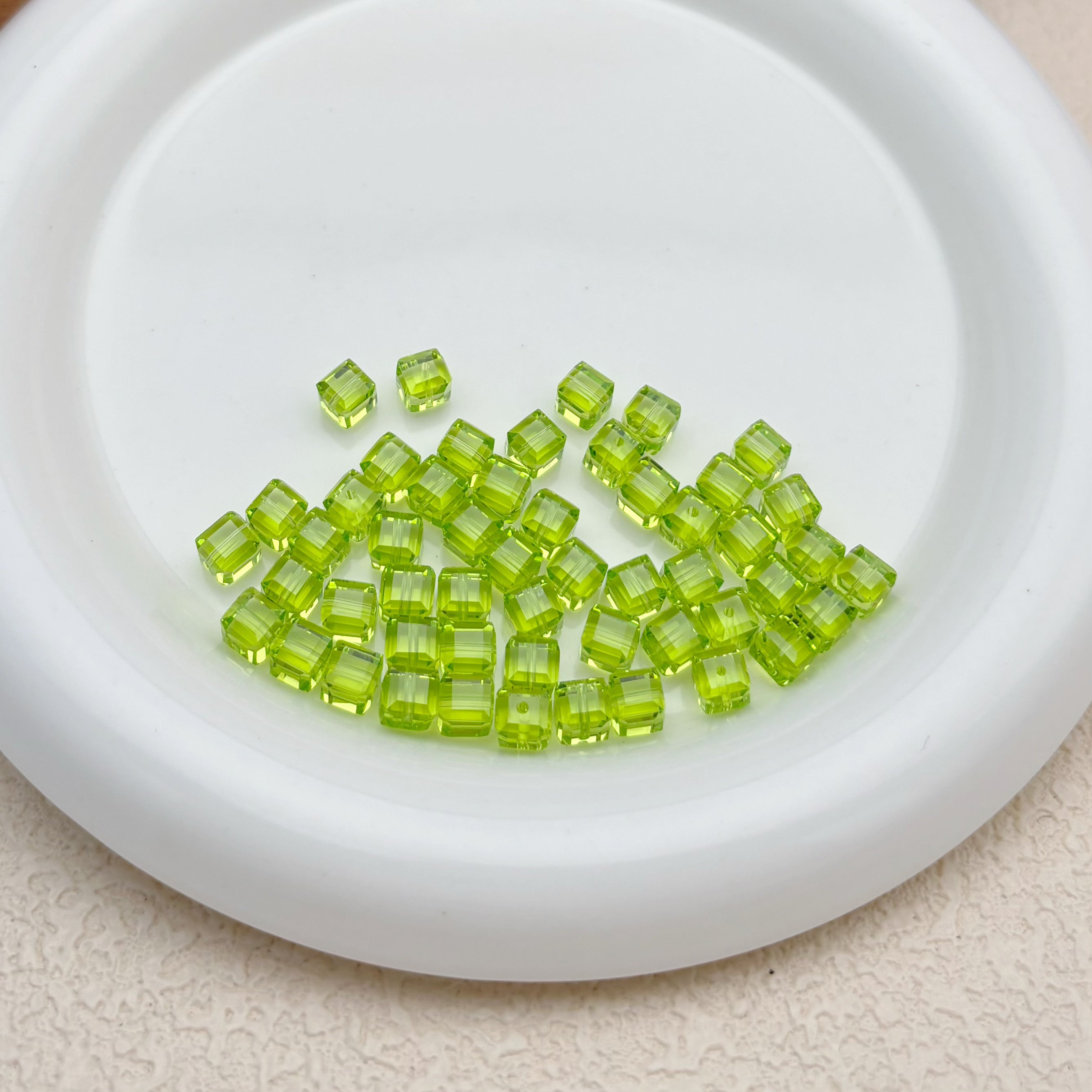 6mm | 若草色グラスグリーンスワロ風クリスタルガラスキューブビーズ