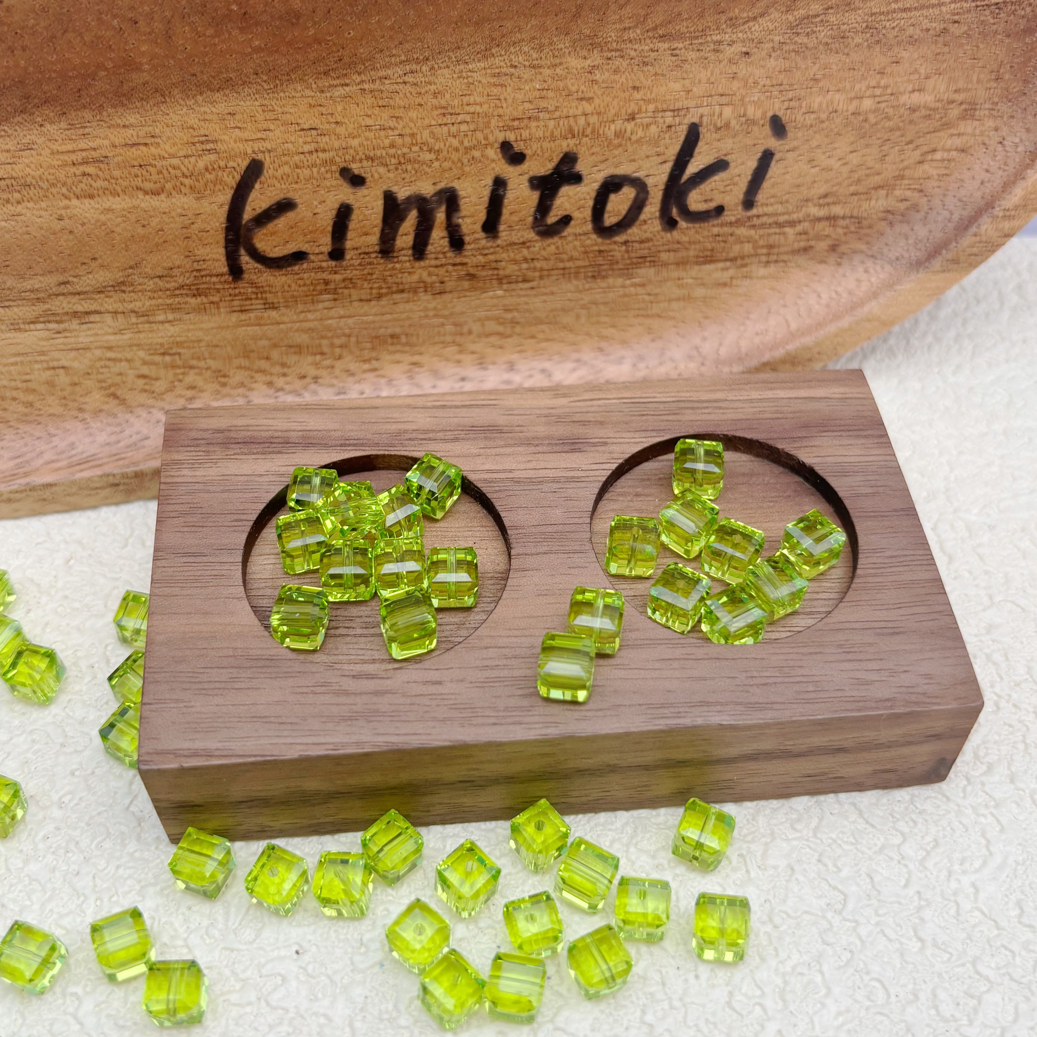 6mm | 若草色グラスグリーンスワロ風クリスタルガラスキューブビーズ