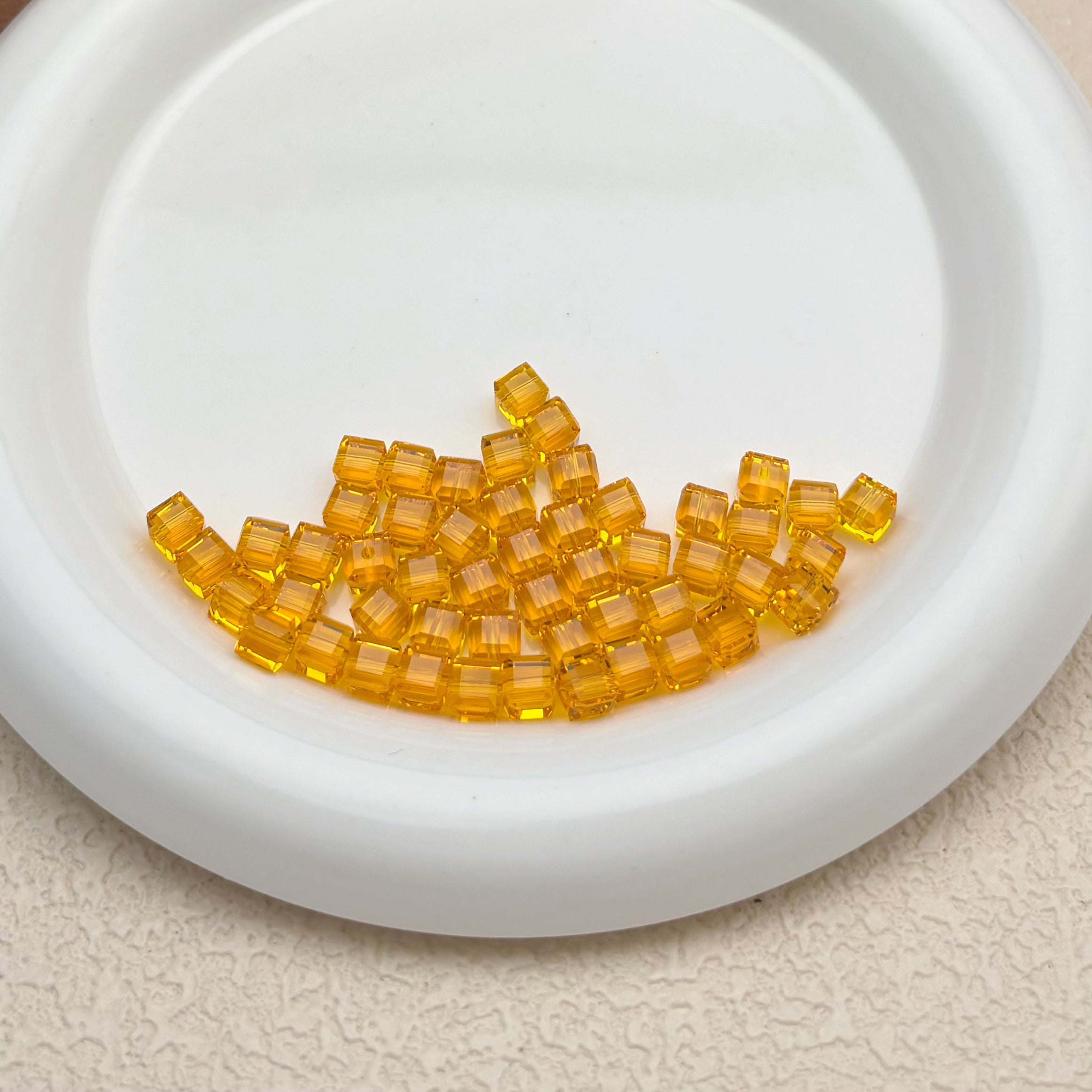 6mm | オレンジスワロ風クリスタルガラスキューブビーズ