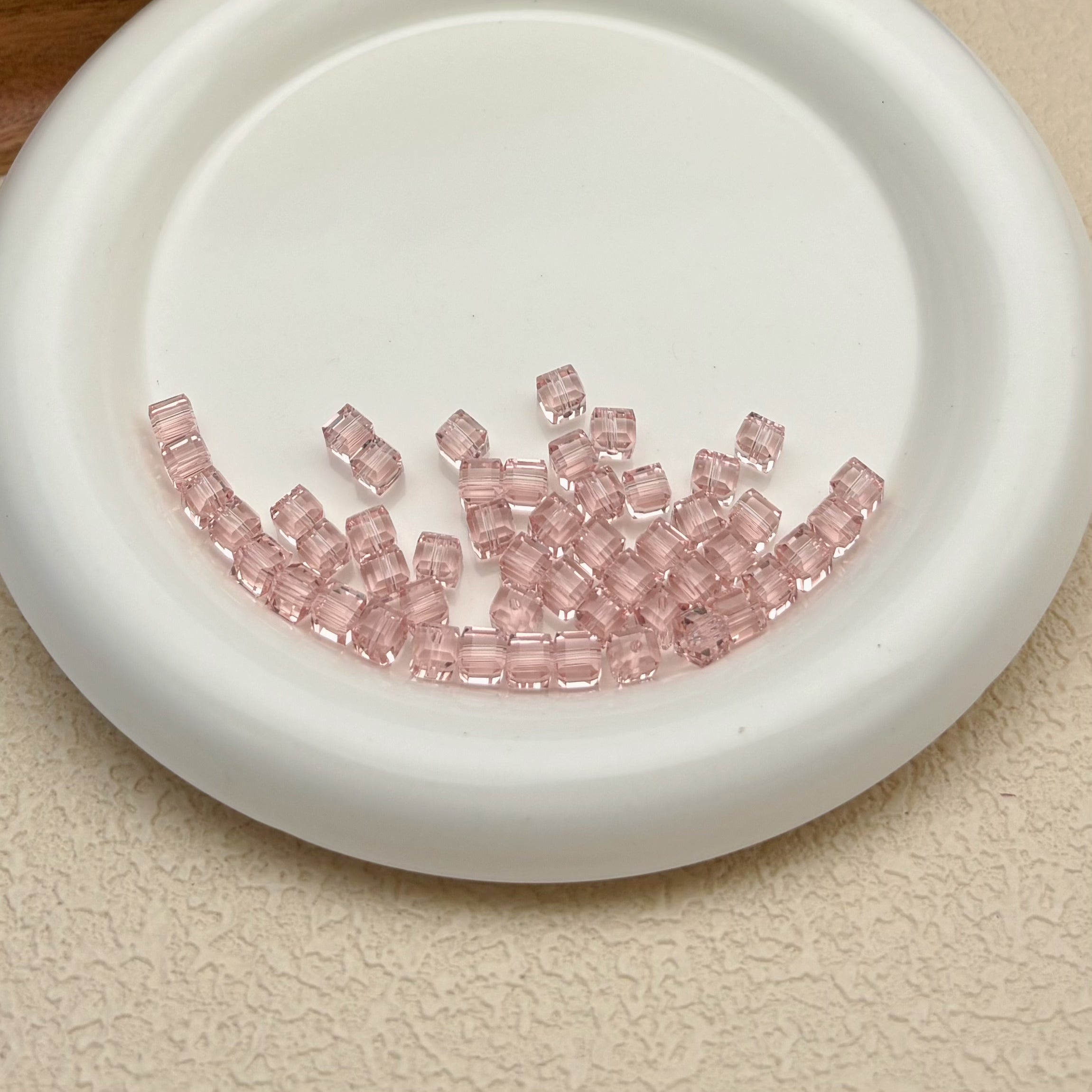6mm | スモークピンクスワロ風クリスタルガラスキューブビーズ