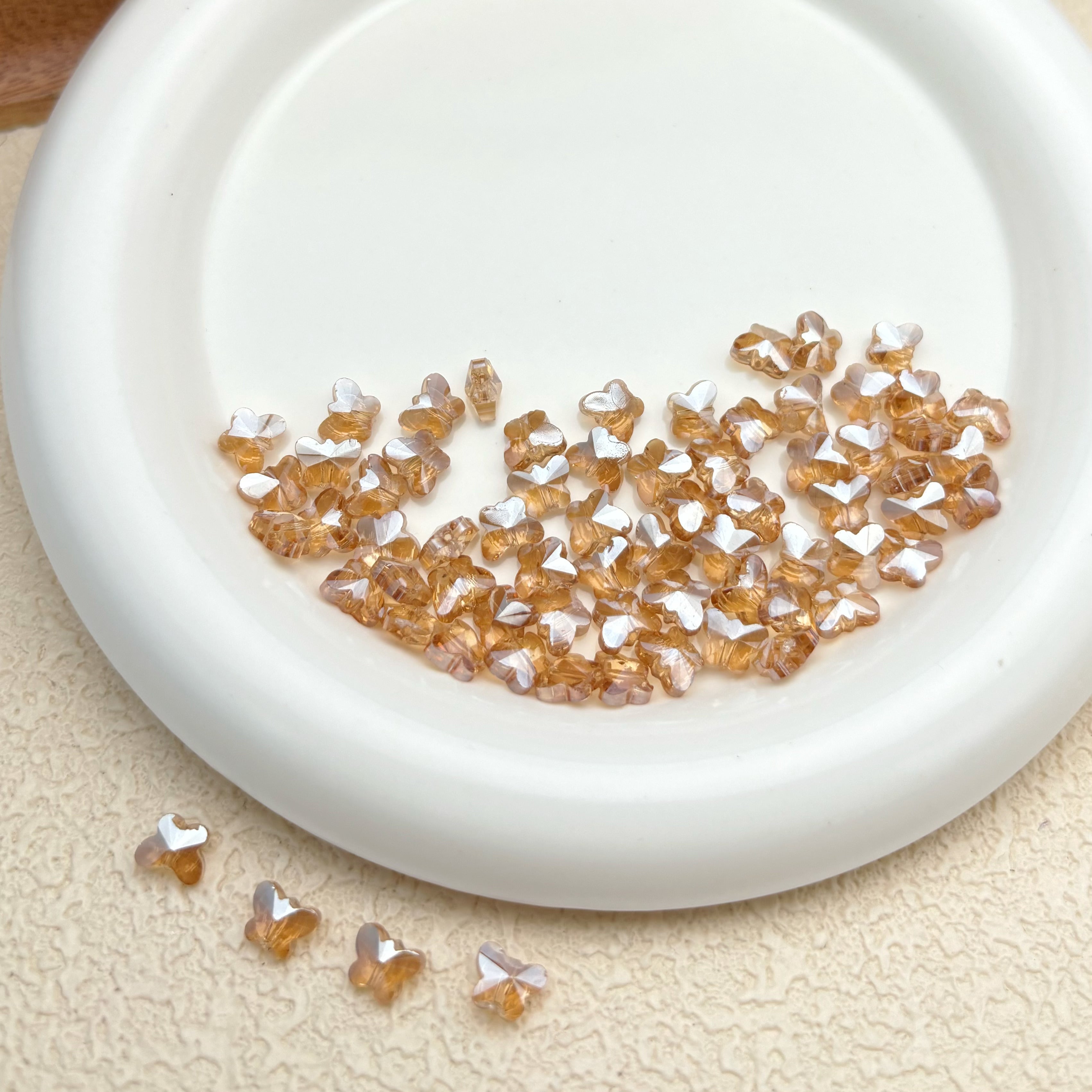 8mm | シャンパンカラー x オーロラカラーの蝶型ビーズ