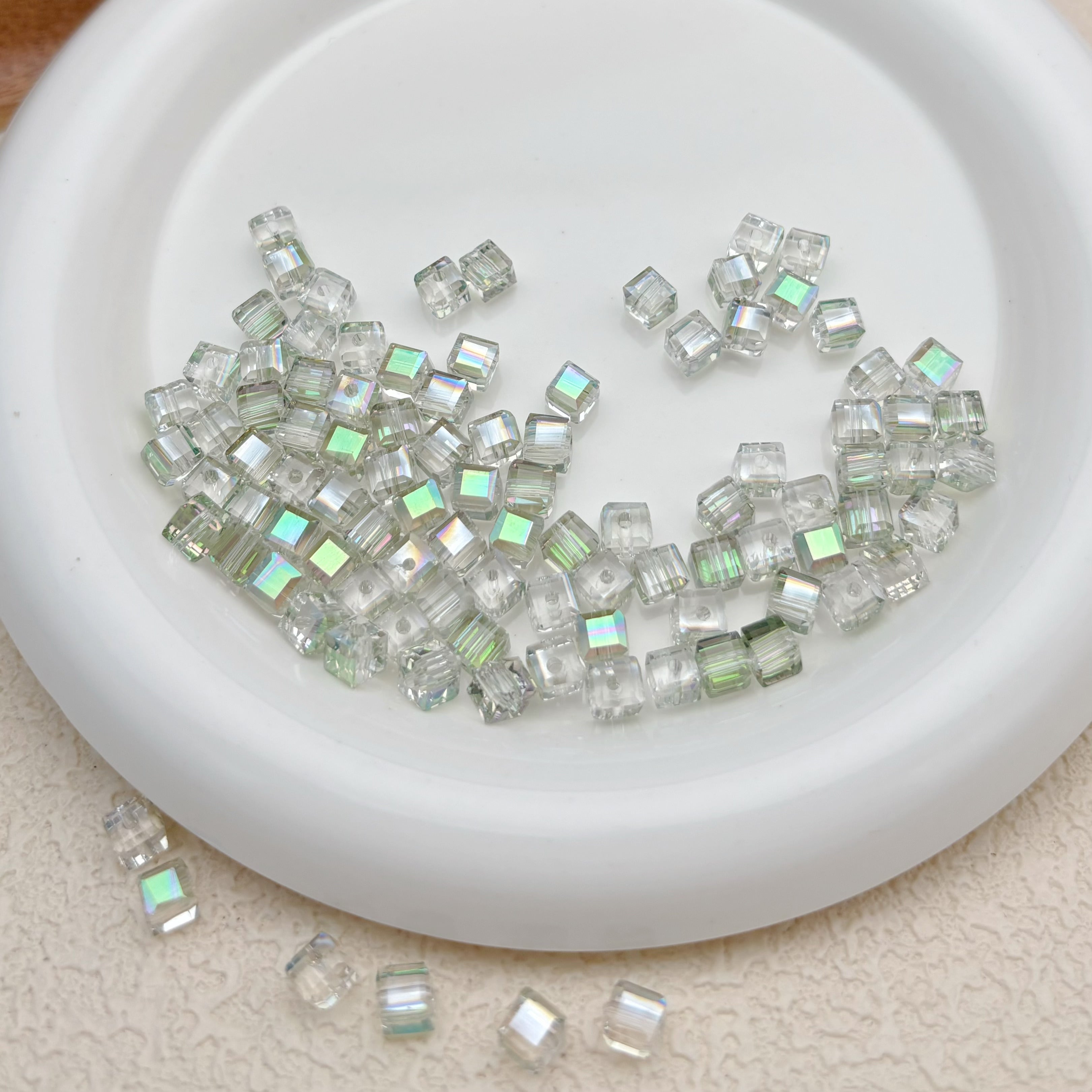 6mm | シアーグリーン x オーロラカラーのキューブビーズ