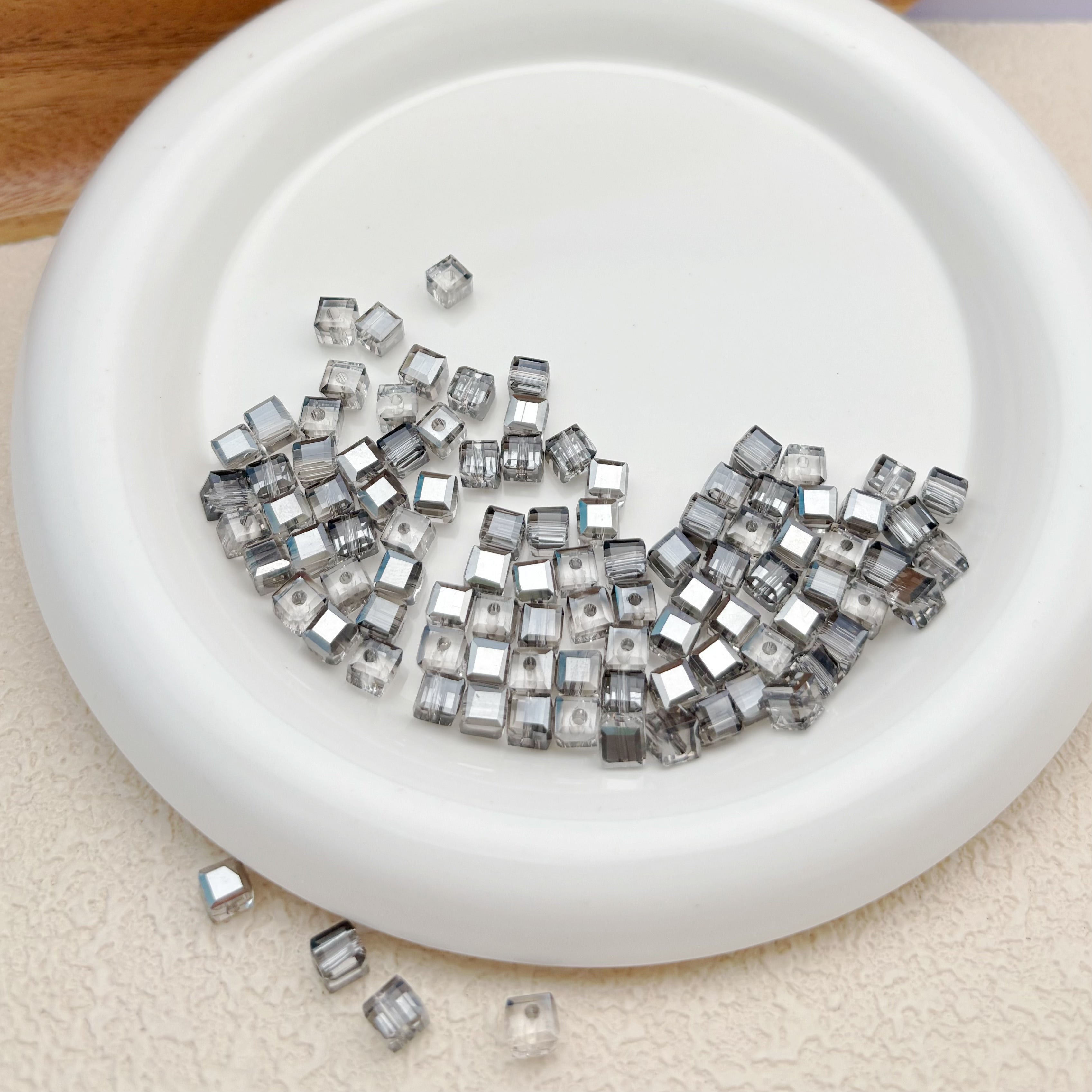 6mm | クリアグレー x オーロラカラーのキューブビーズ