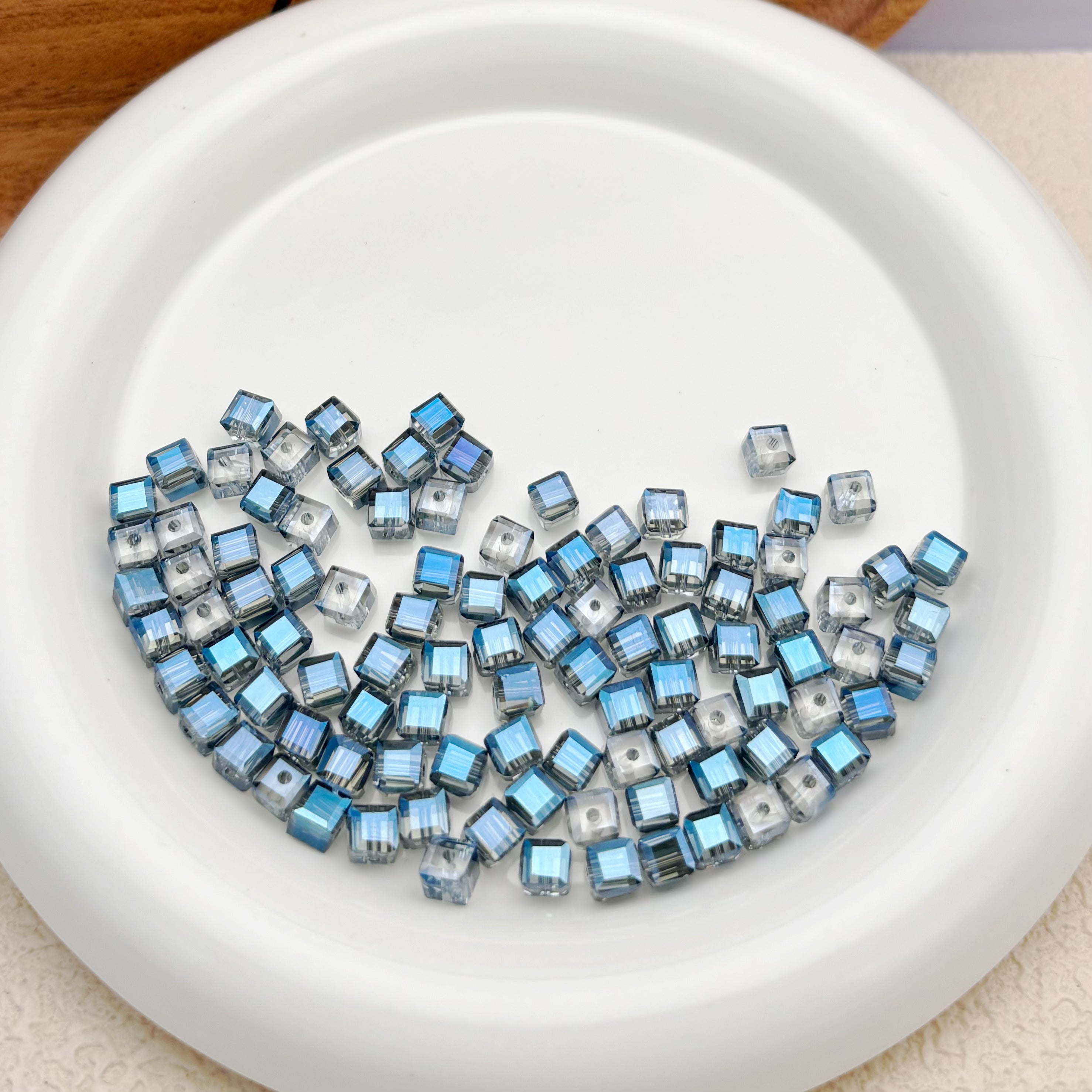 6mm | ネイビーブルー x オーロラカラーのキューブビーズ