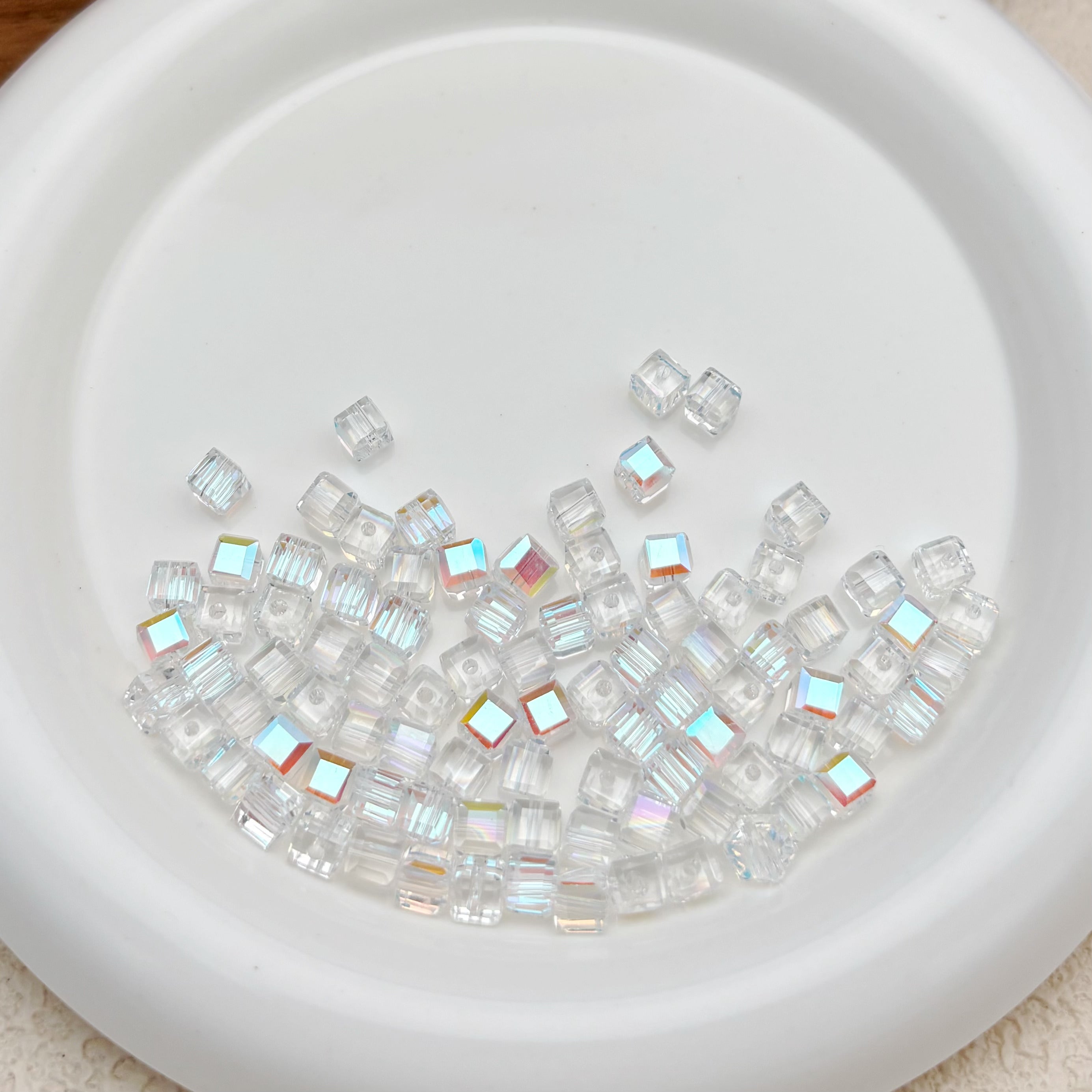6mm | クリア x オーロラカラーのキューブビーズ