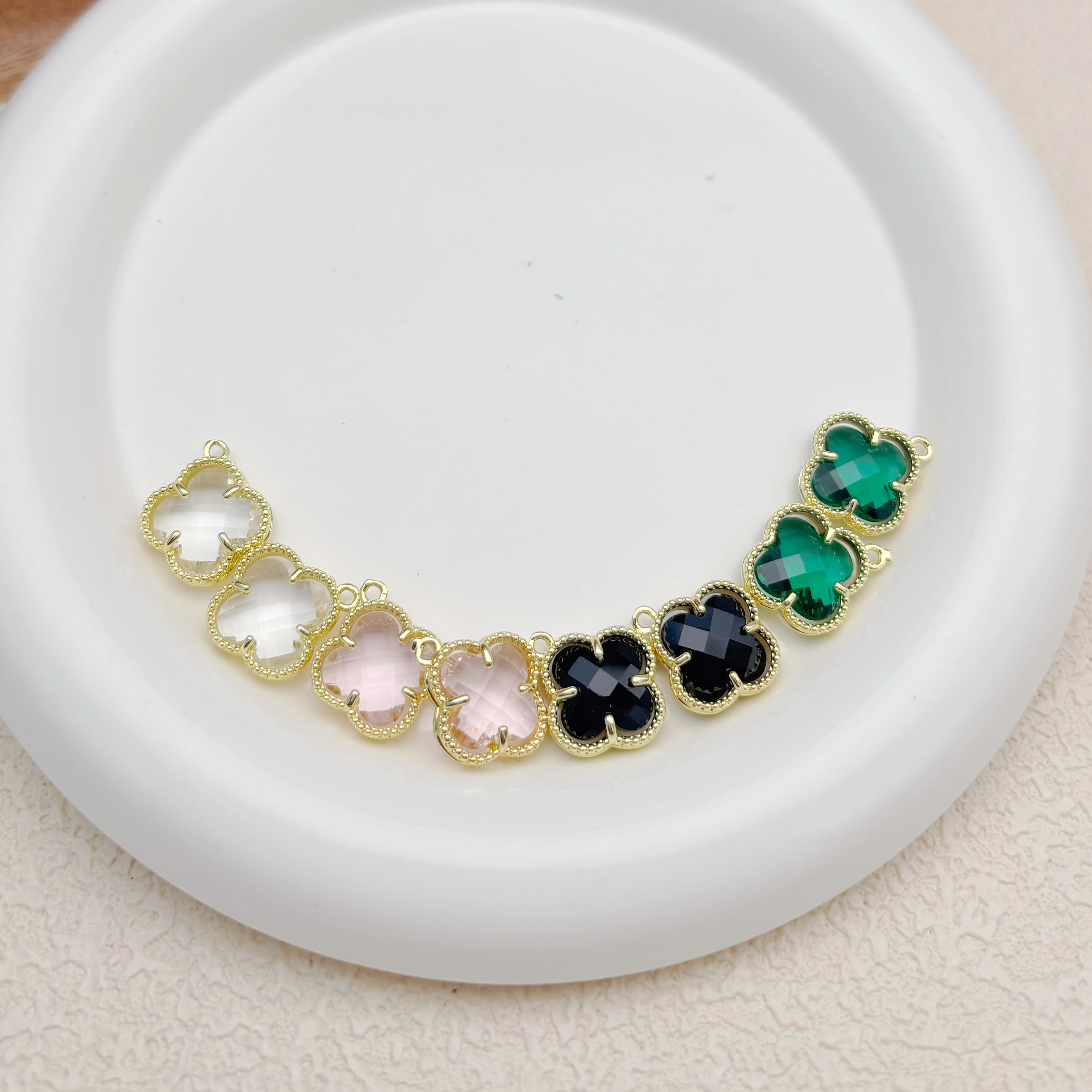 カラフルなクリスタルの四つ葉チャーム（変色防止加工）