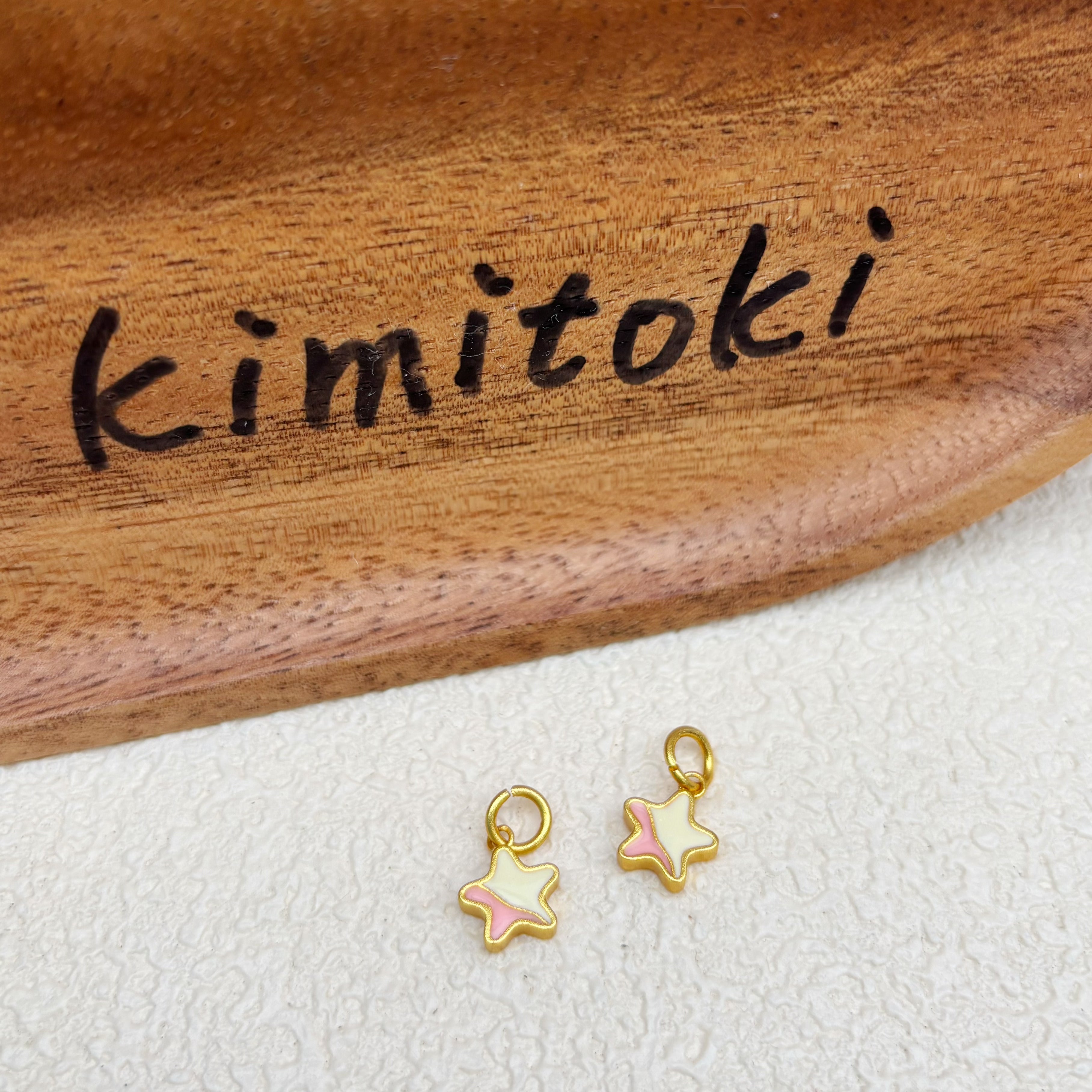 エポキシ加工のツートンカラー星型チャーム（金具付き）