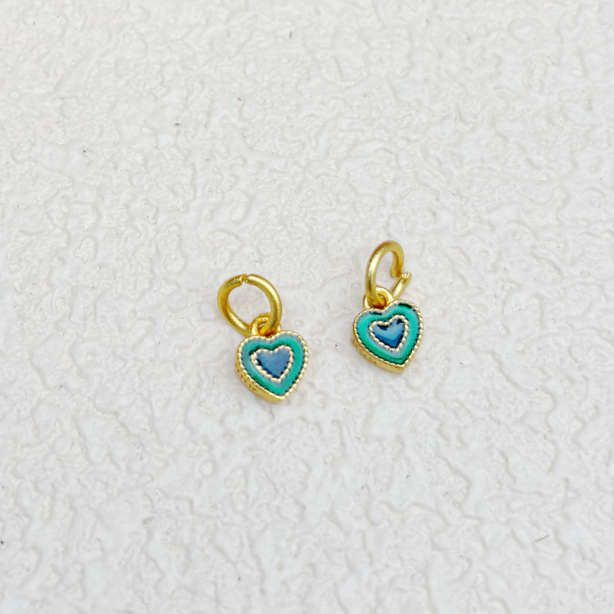 エポキシ加工のツートンカラーハートチャーム（金具付き）