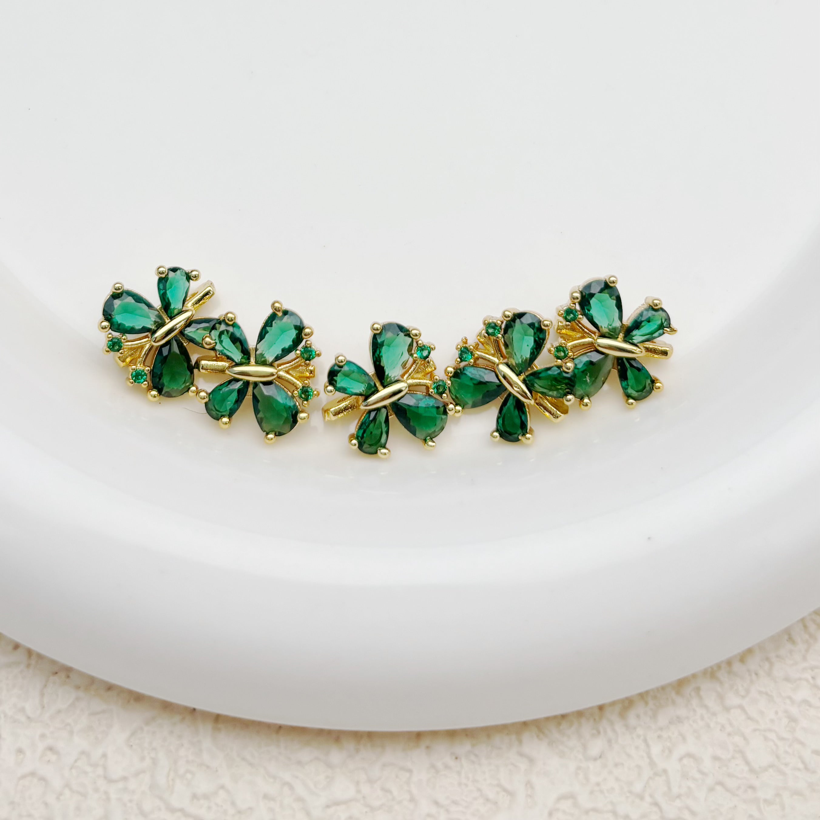 カラフルなクリスタルの蝶チャーム（変色防止加工）