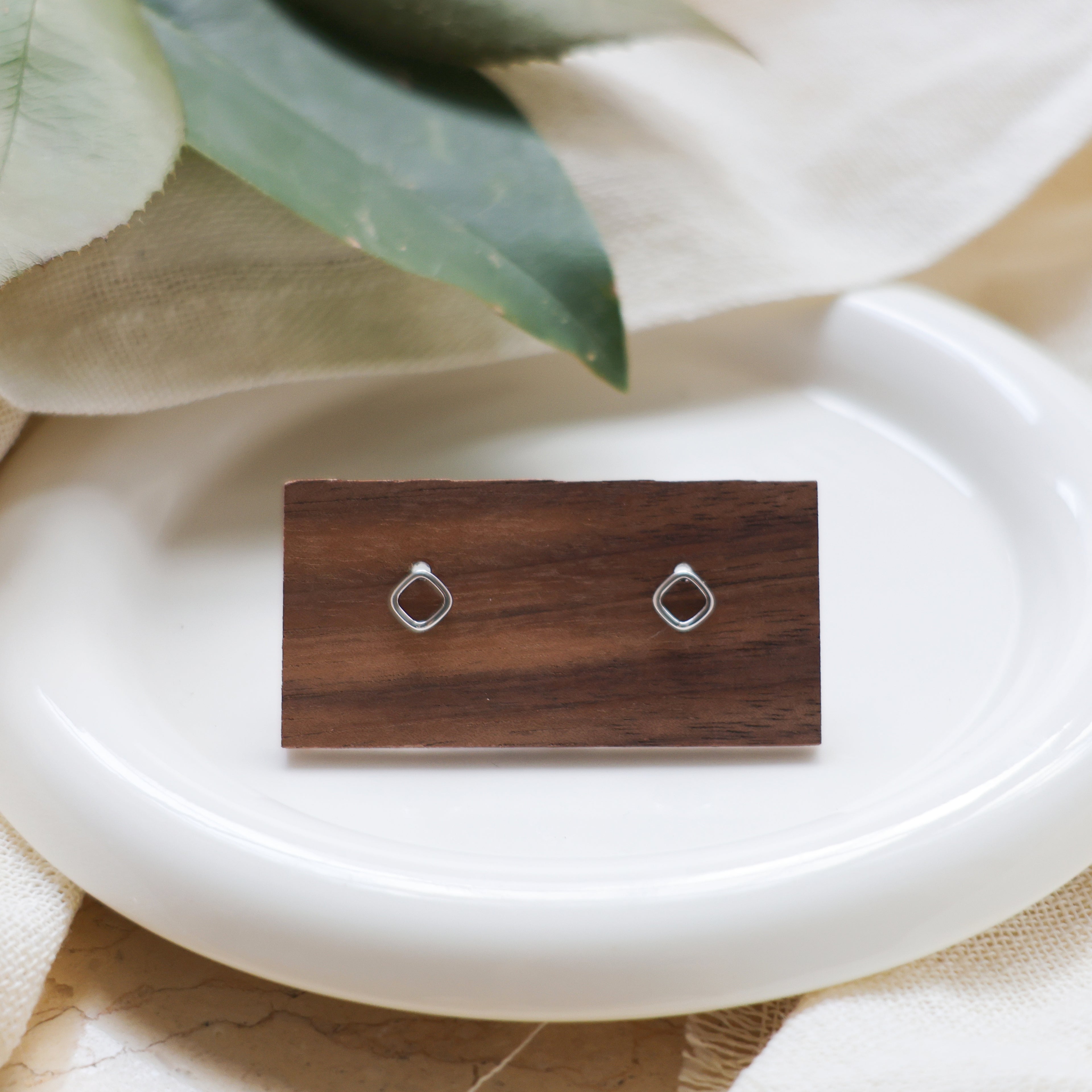 ミニマルスクエアフレーム ピアス SV925シルバー