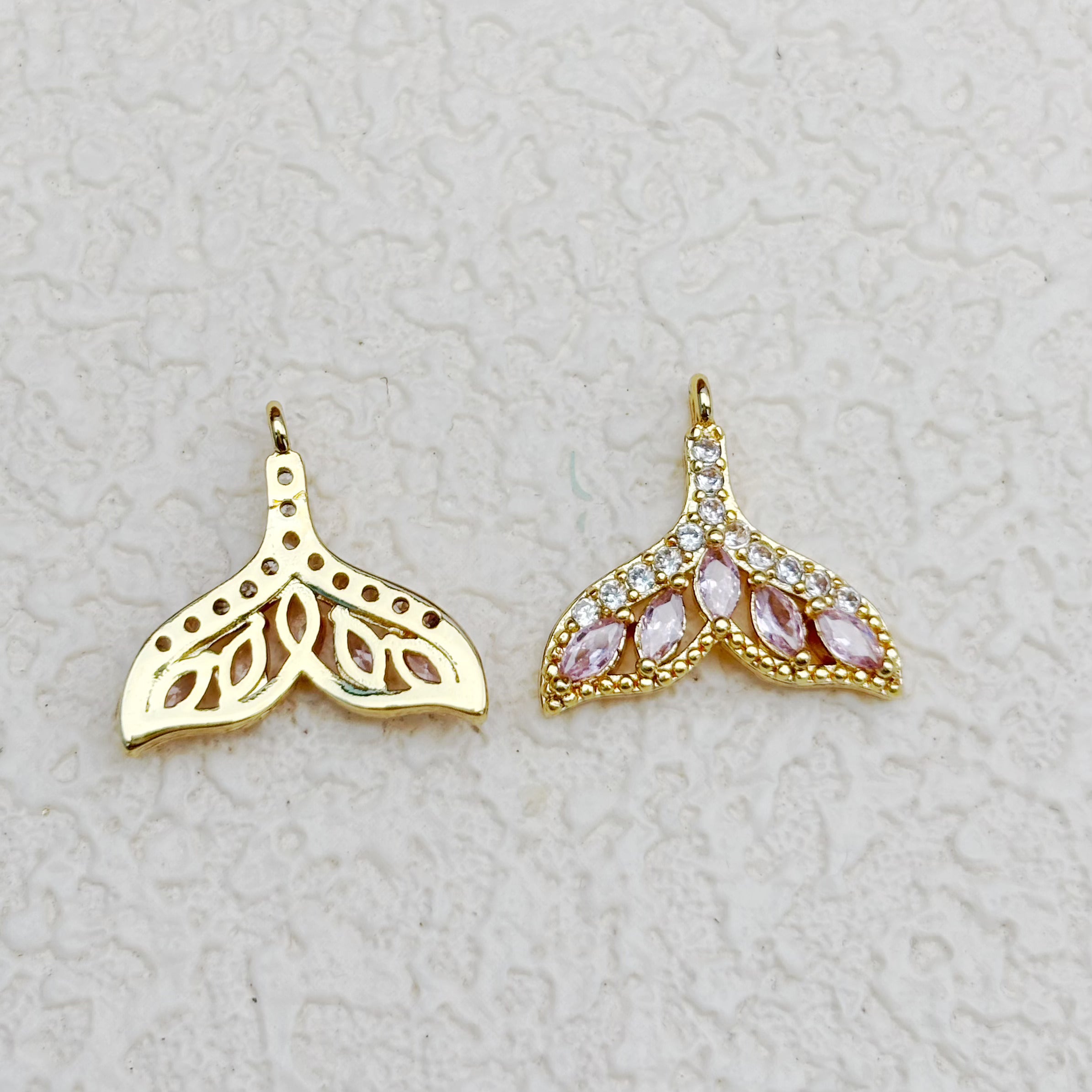 ホワイト×ピンクジルコニアの人魚のしっぽチャーム