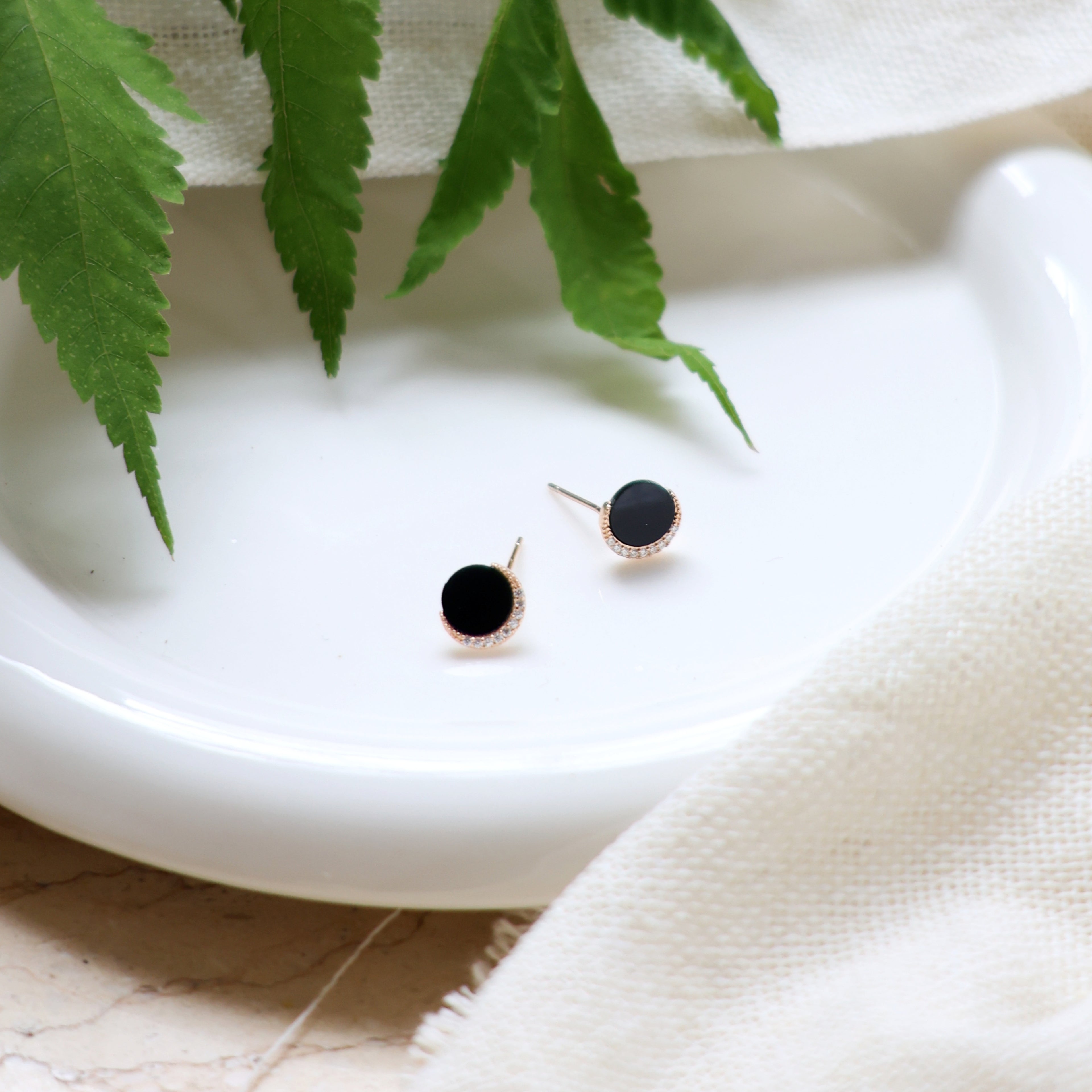 黒曜石と三日月のピアス（シルバー／ゴールド）SV925