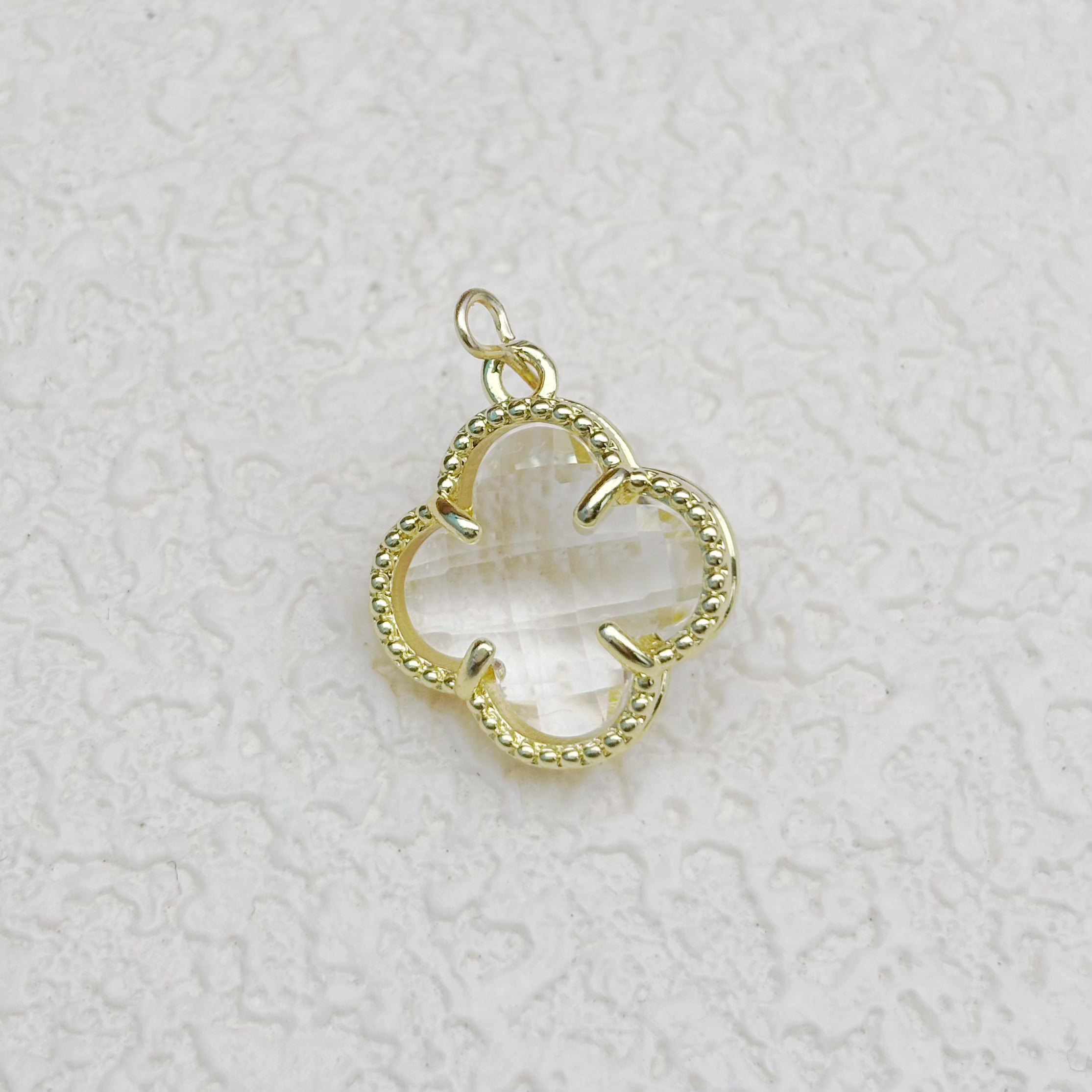 カラフルなクリスタルの四つ葉チャーム（変色防止加工）