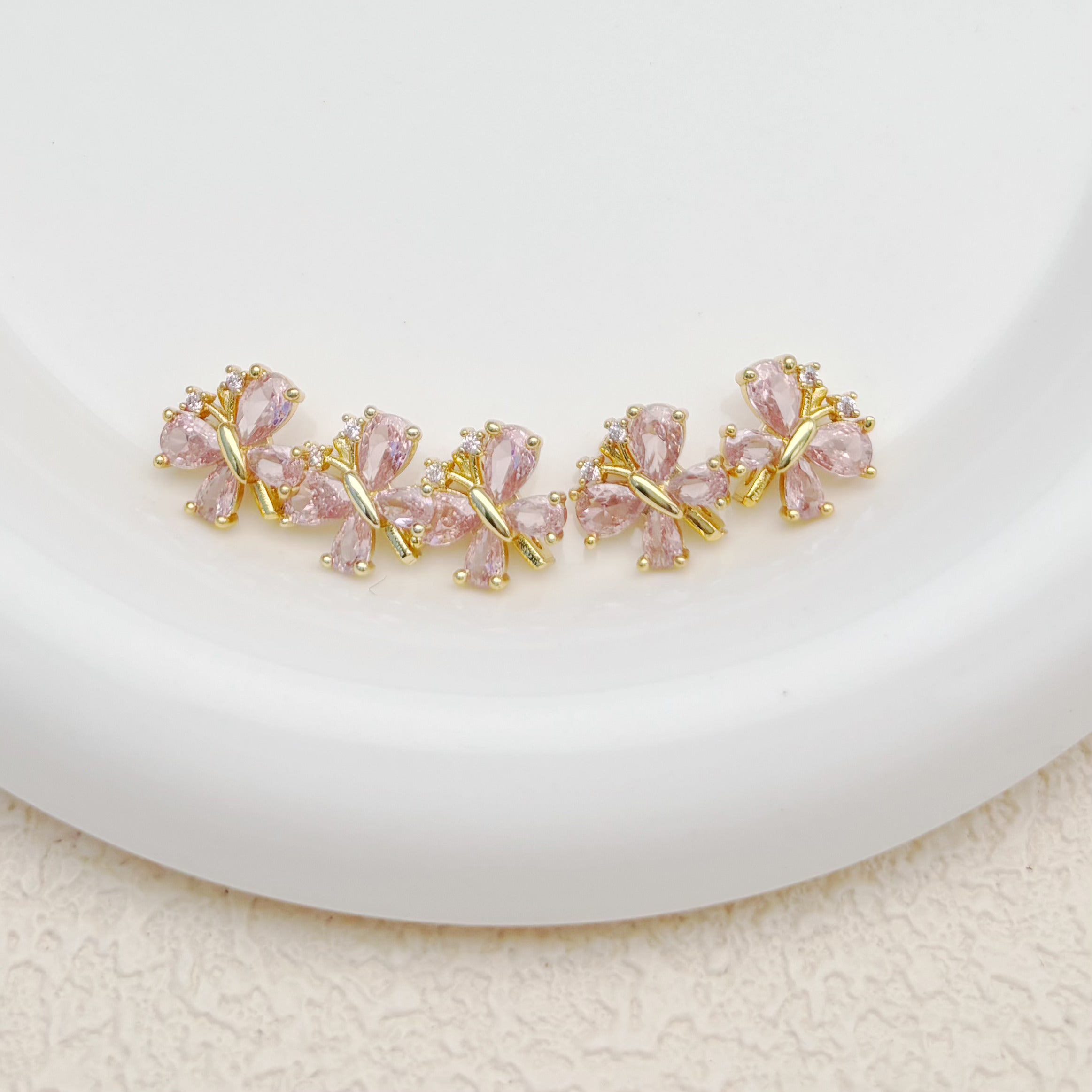 カラフルなクリスタルの蝶チャーム（変色防止加工）