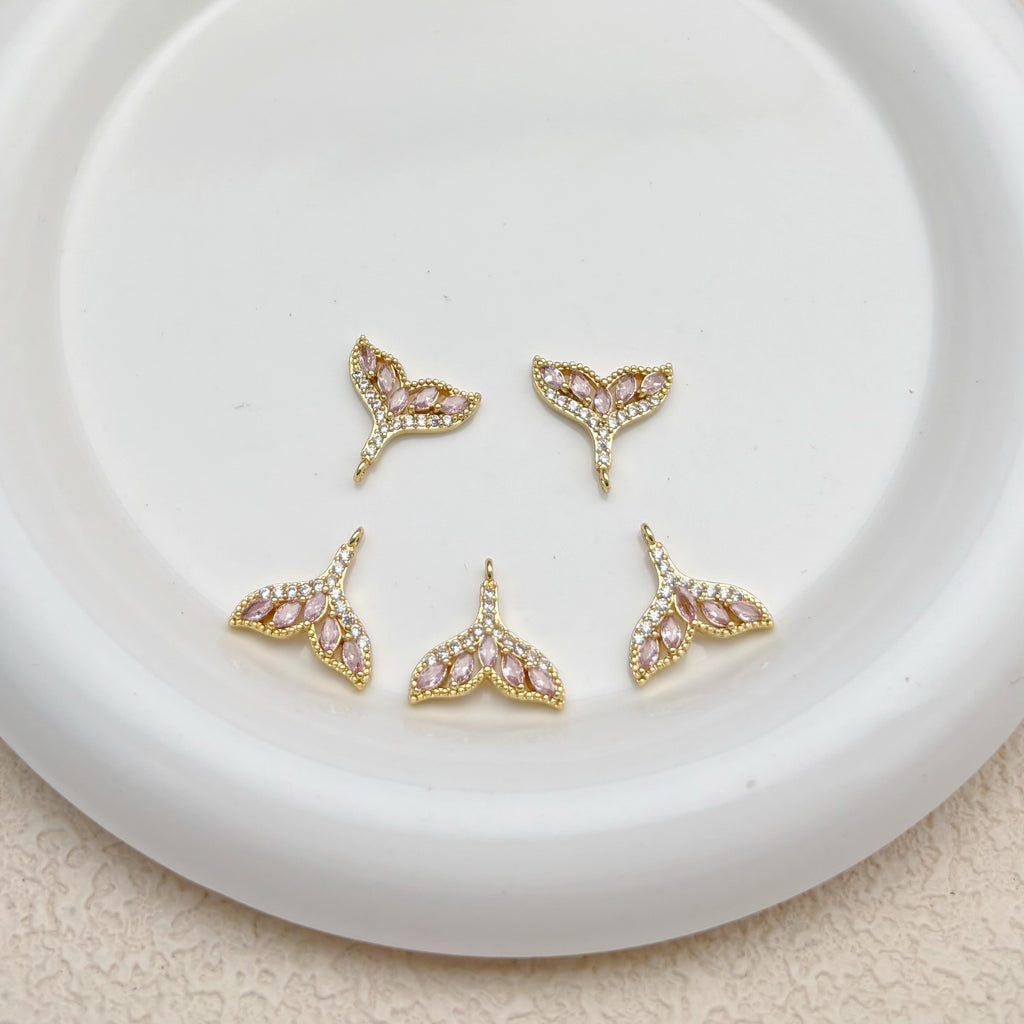 ホワイト×ピンクジルコニアの人魚のしっぽチャーム