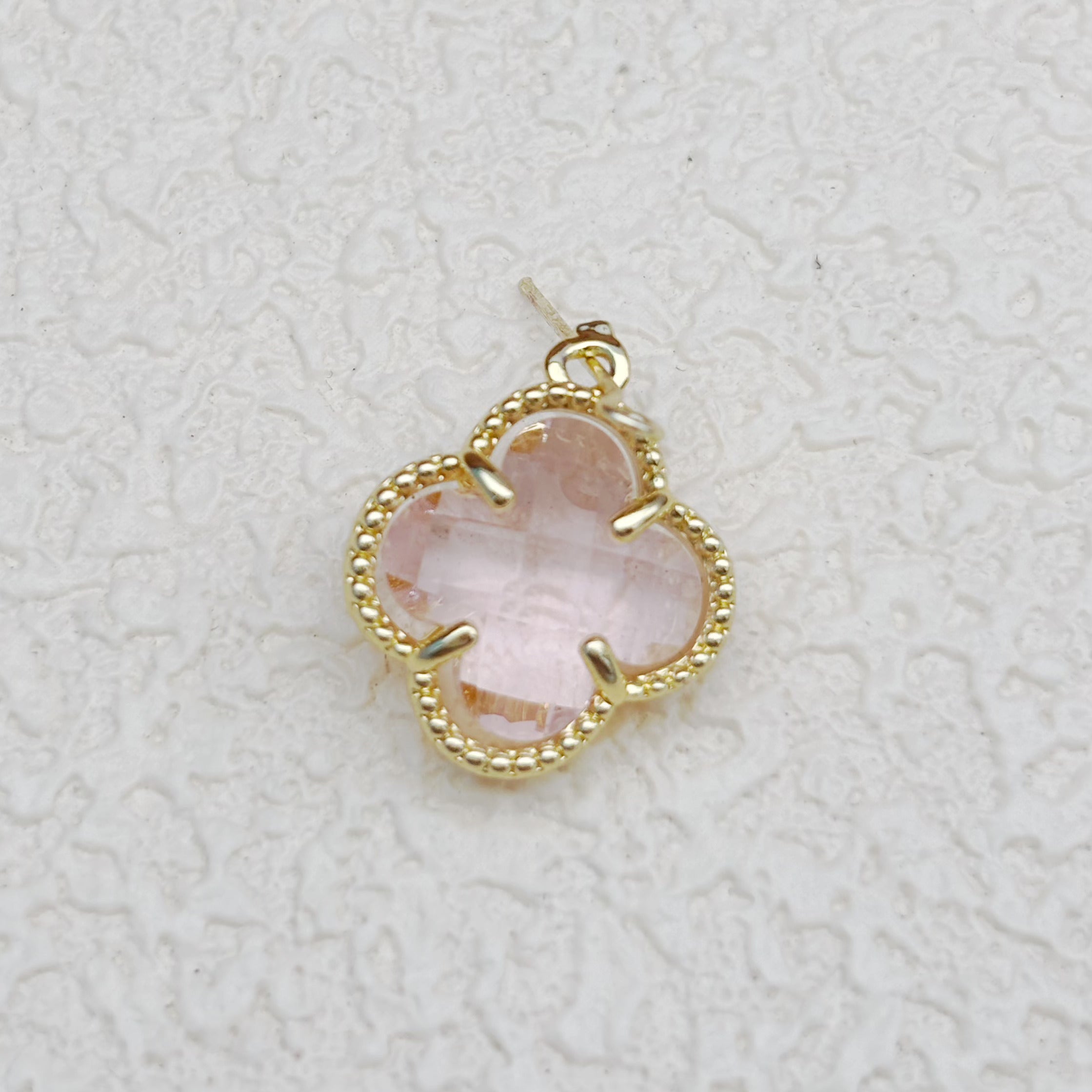 カラフルなクリスタルの四つ葉チャーム（変色防止加工）