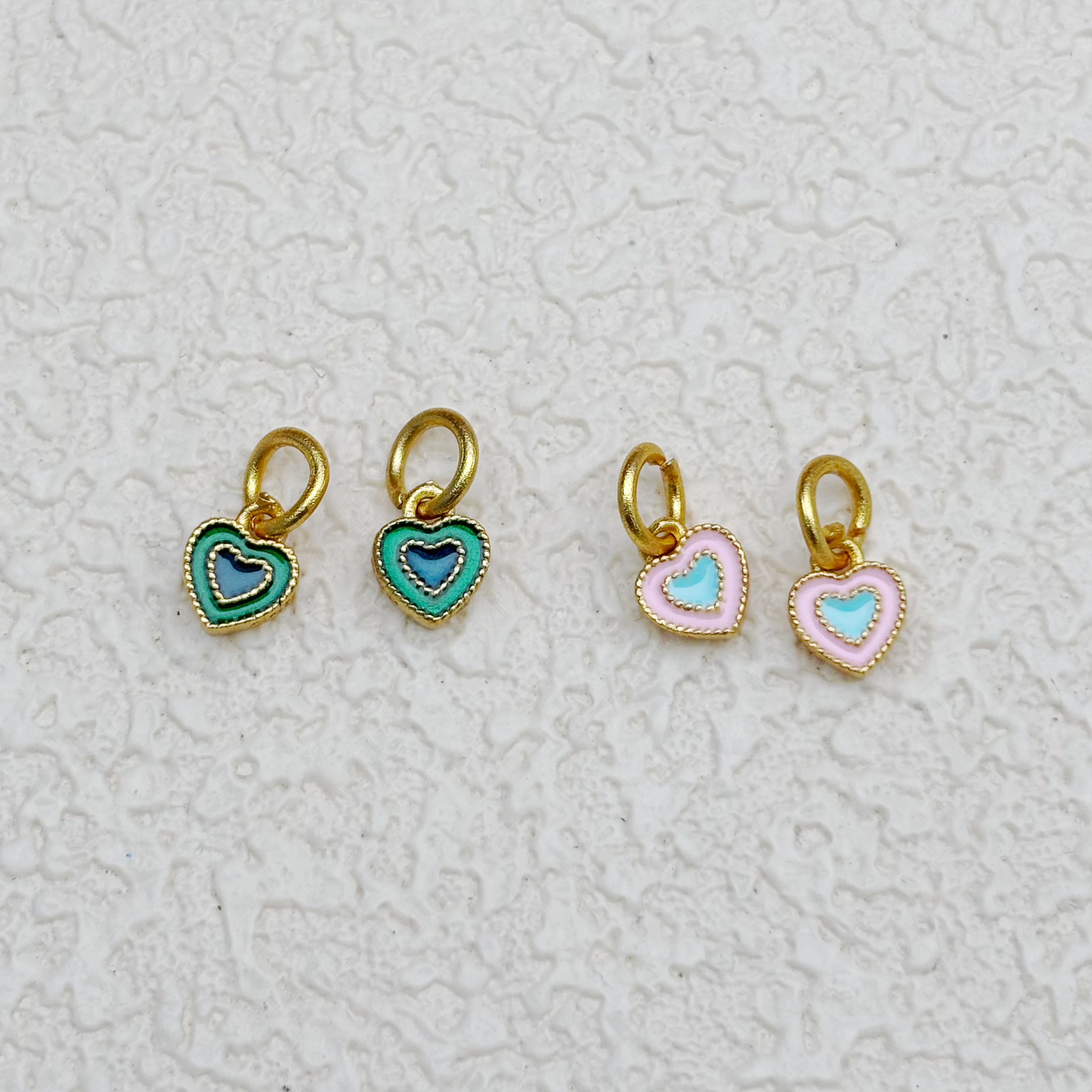 エポキシ加工のツートンカラーハートチャーム（金具付き）