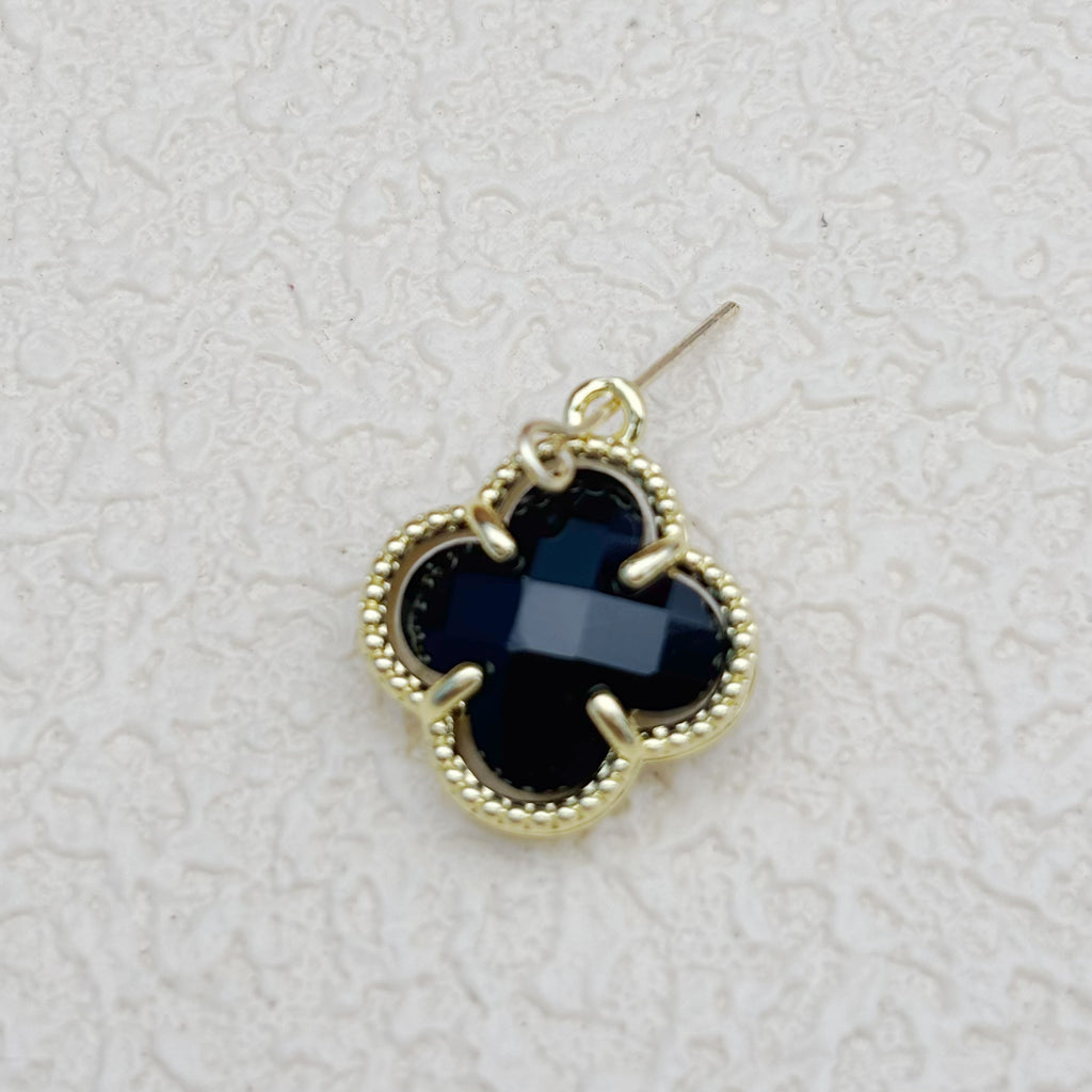 カラフルなクリスタルの四つ葉チャーム（変色防止加工）