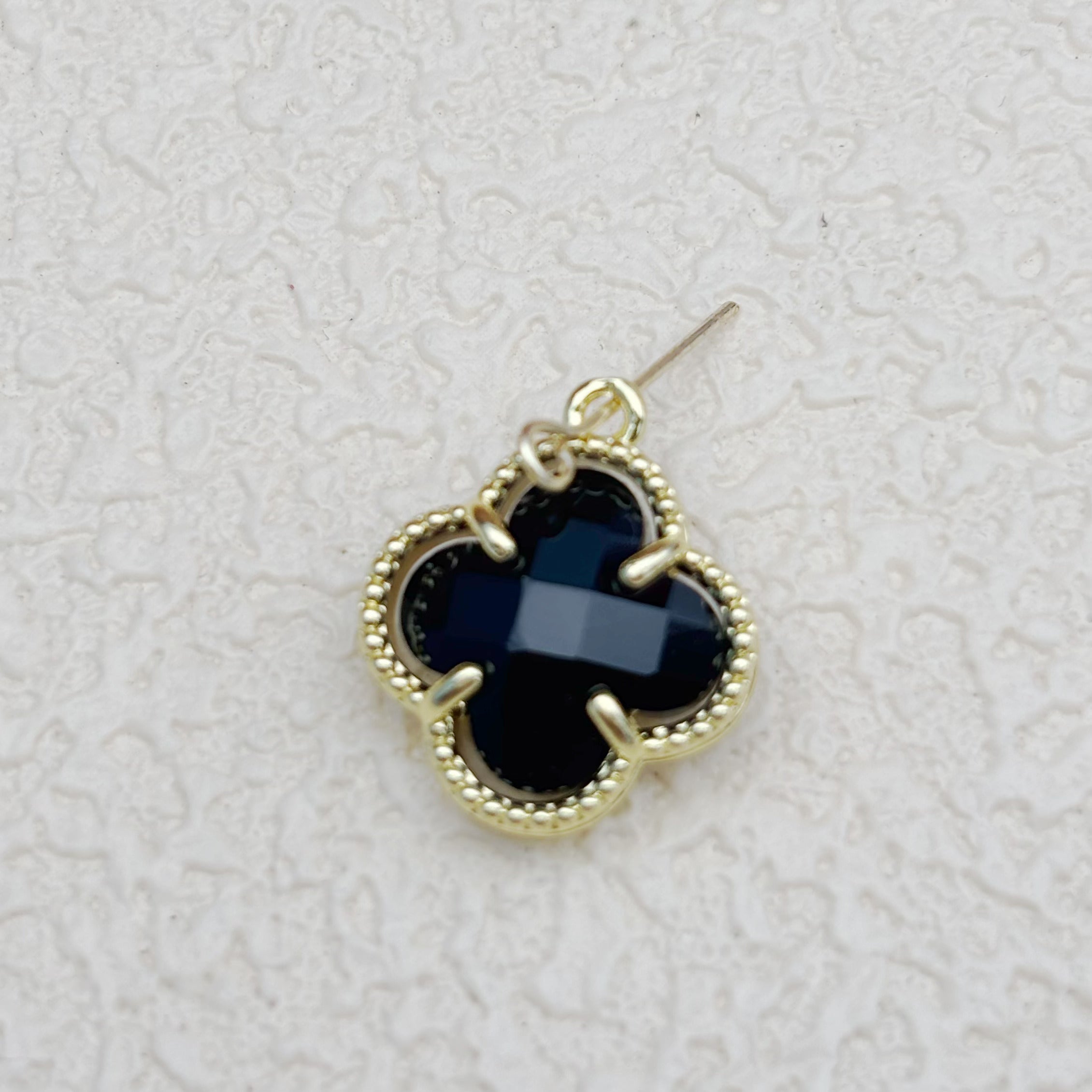 カラフルなクリスタルの四つ葉チャーム（変色防止加工）