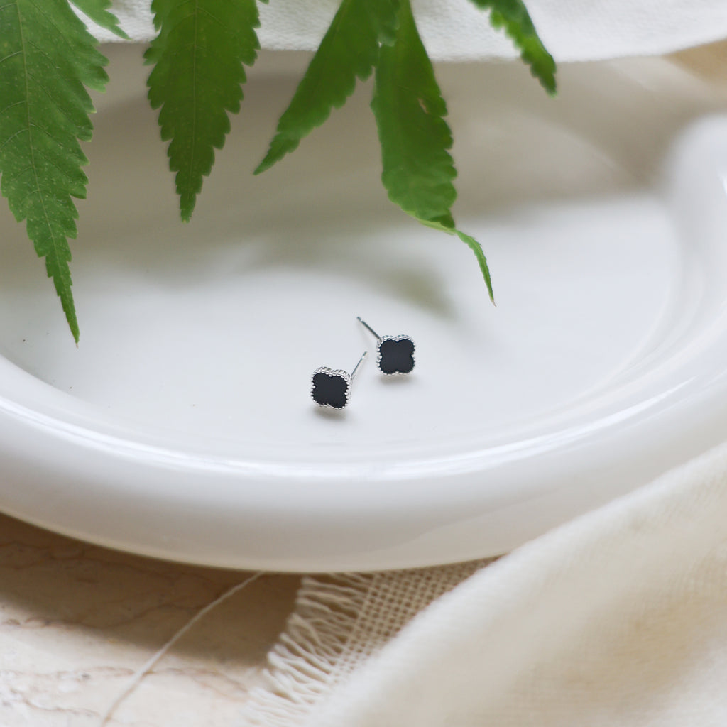 四つ葉のクローバー 黒曜石ピアス（3サイズ・シルバー／ゴールド）SV925