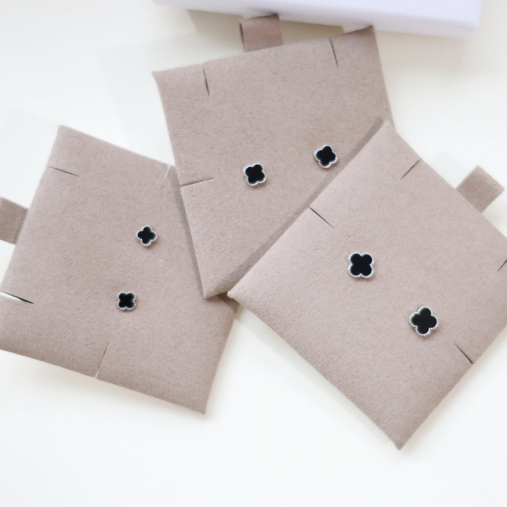 四つ葉のクローバー 黒曜石ピアス（3サイズ・シルバー／ゴールド）SV925