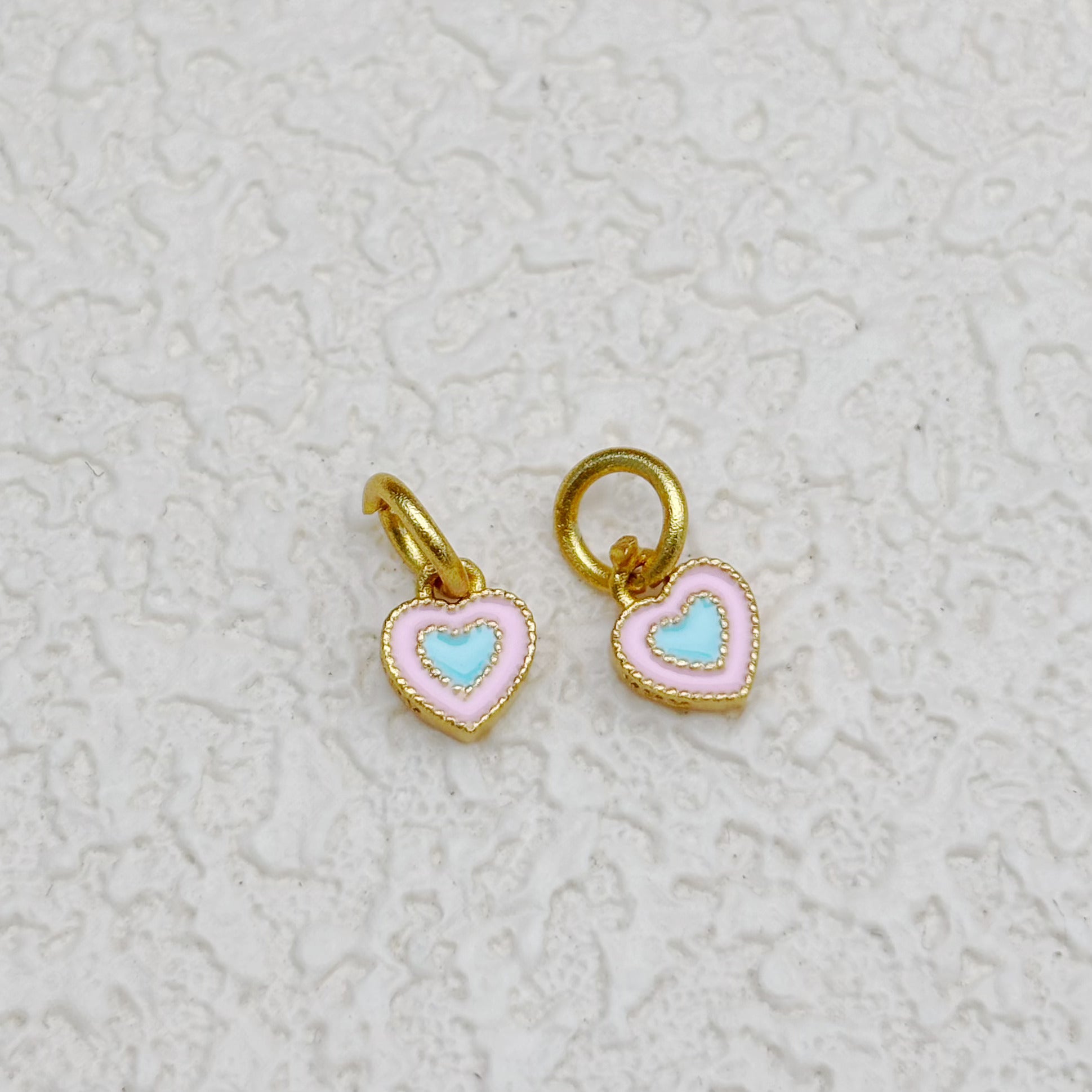 エポキシ加工のツートンカラーハートチャーム（金具付き）