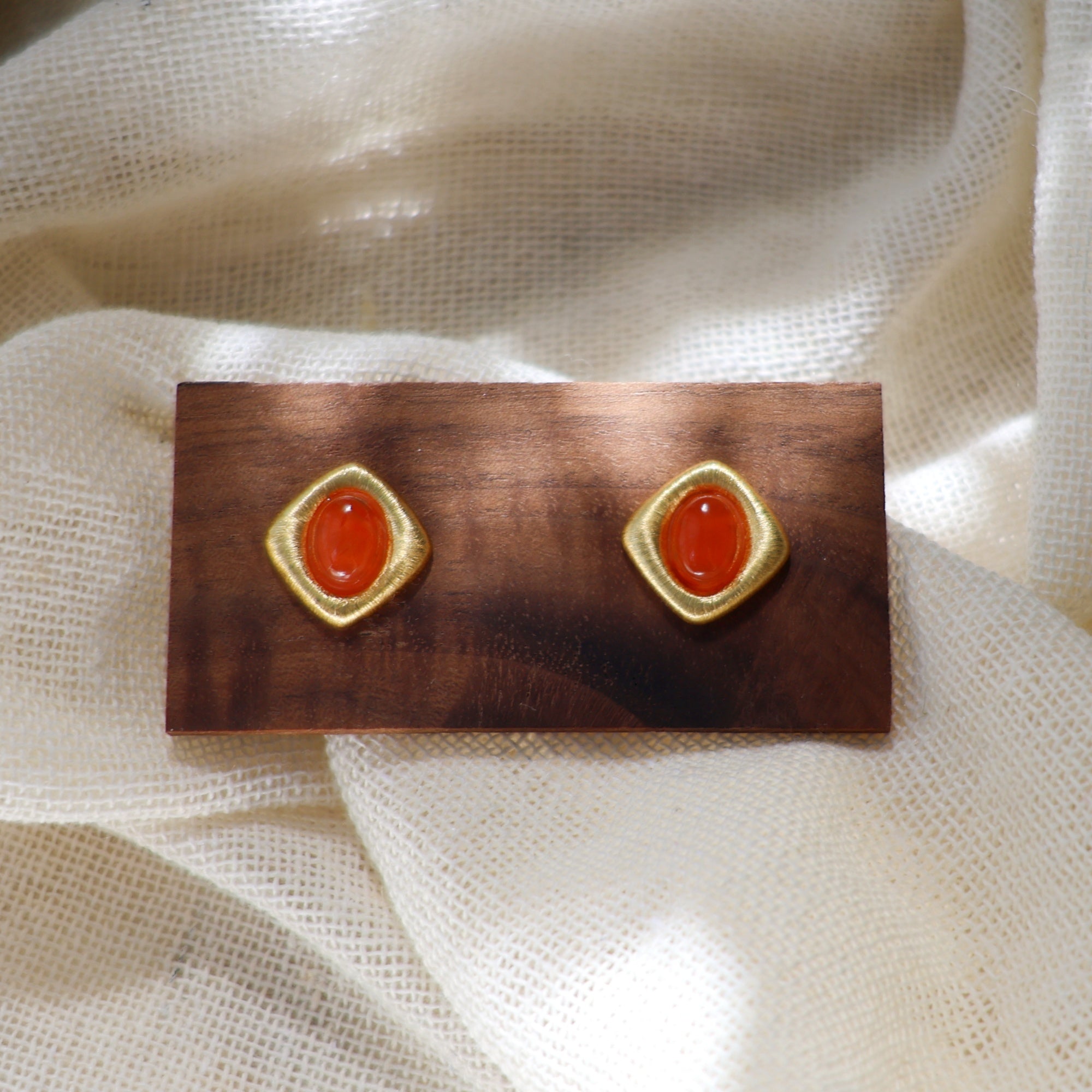 柔らかい強さ | 赤瑪瑙のピアス