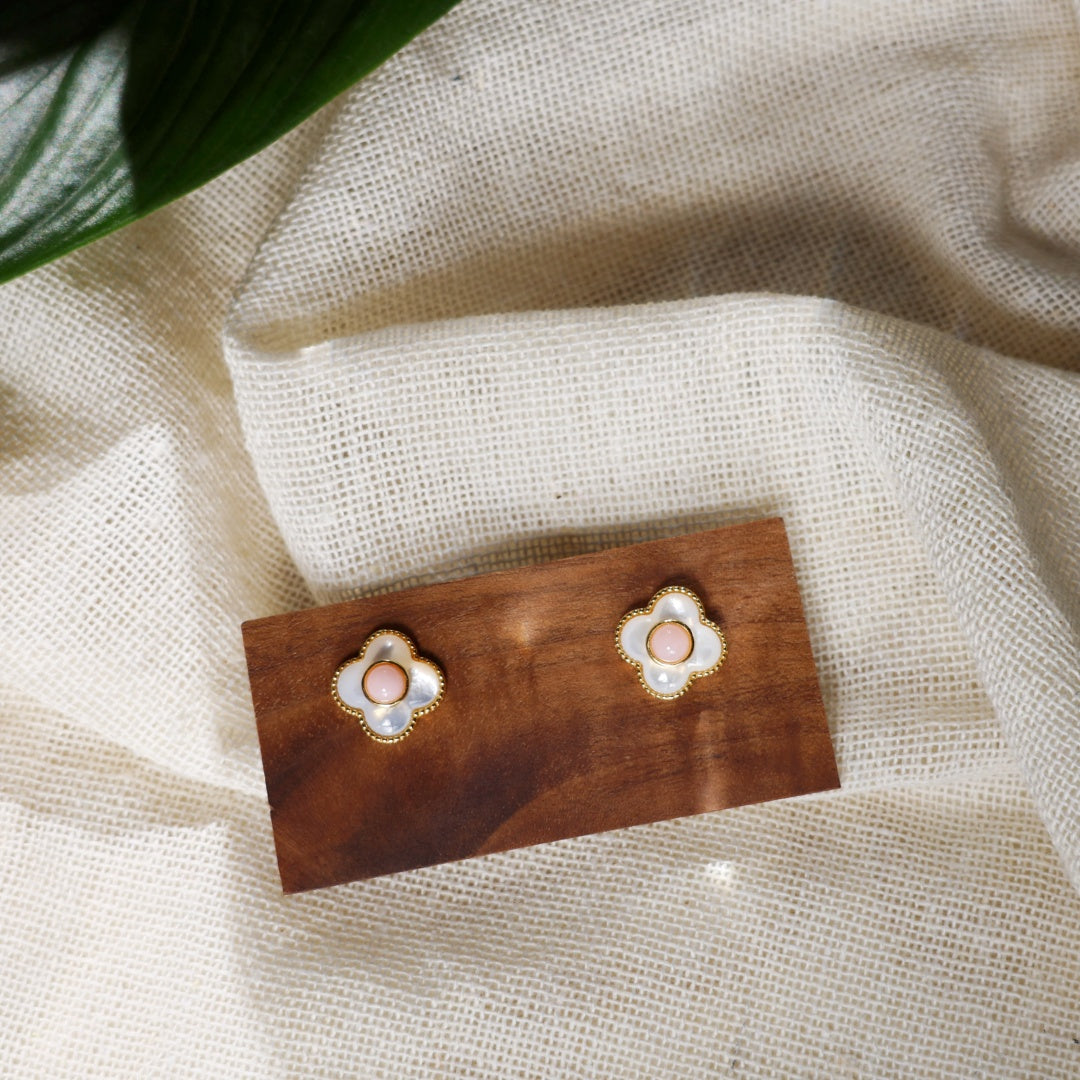 月露のクローバー | 白玉 x ピンクオパールのピアス