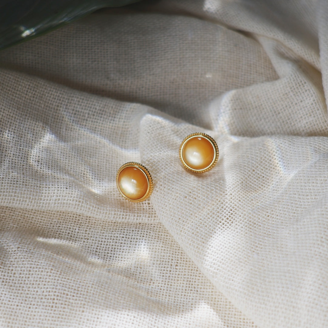 温もりのある円満 | 黄金玉のピアス