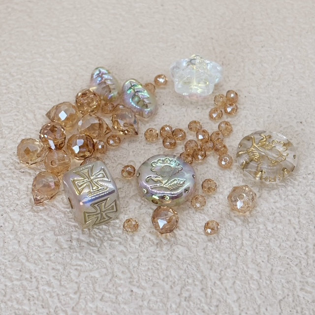 シャンパンゴールドのガラスビーズ・エレガントスマホストラップ