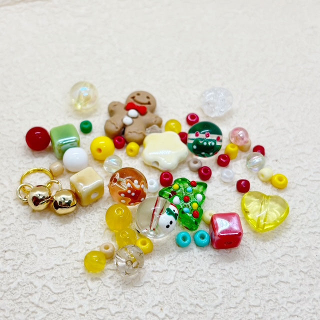 ジンジャーブレッド＆カラフルビーズのクリスマススマホストラップ